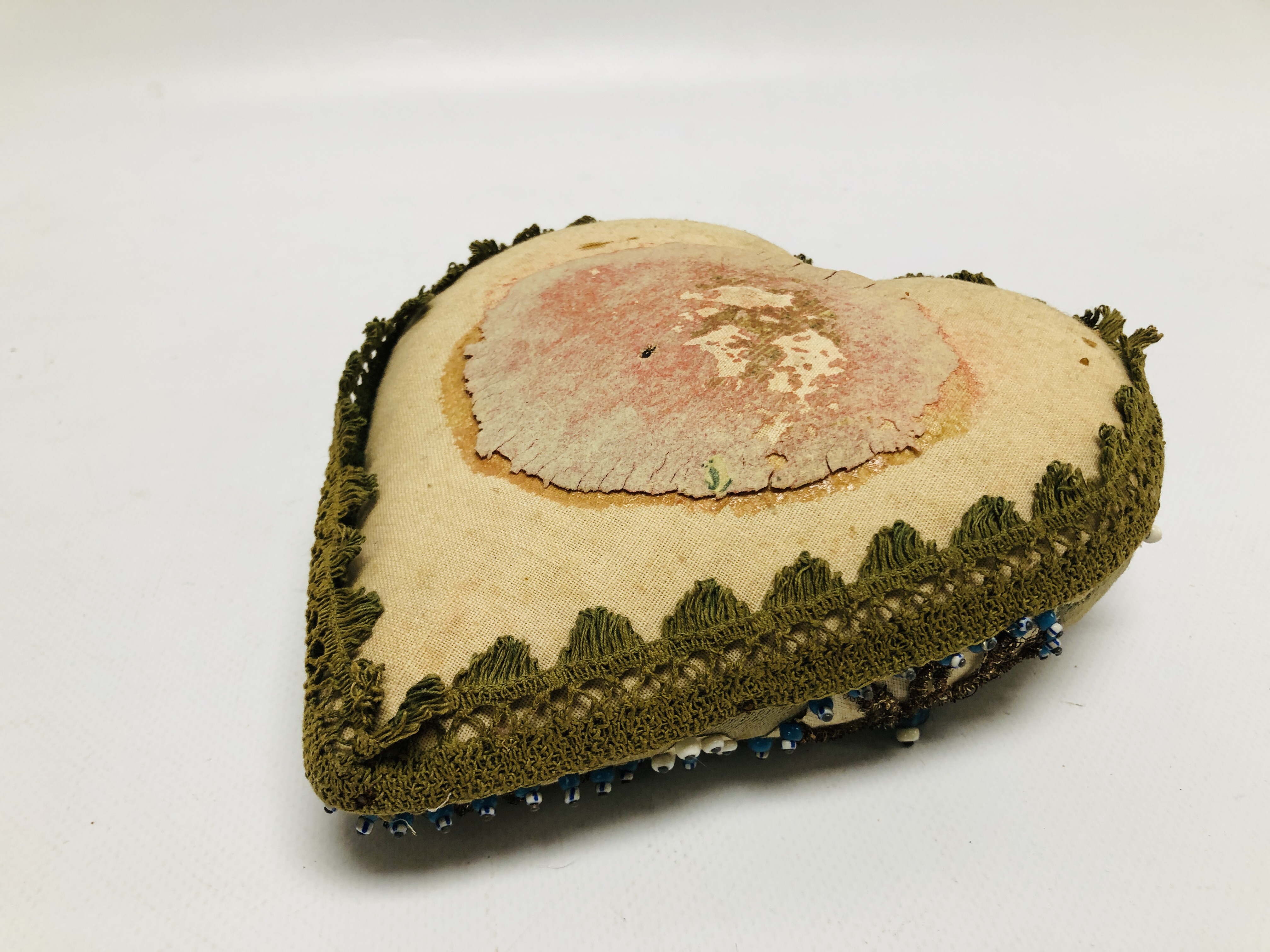 A VINTAGE WWI HEART SHAPED SWEETHEART PIN CUSHION, BEADED DETAIL "NORFOLK REG'T". - Image 7 of 7