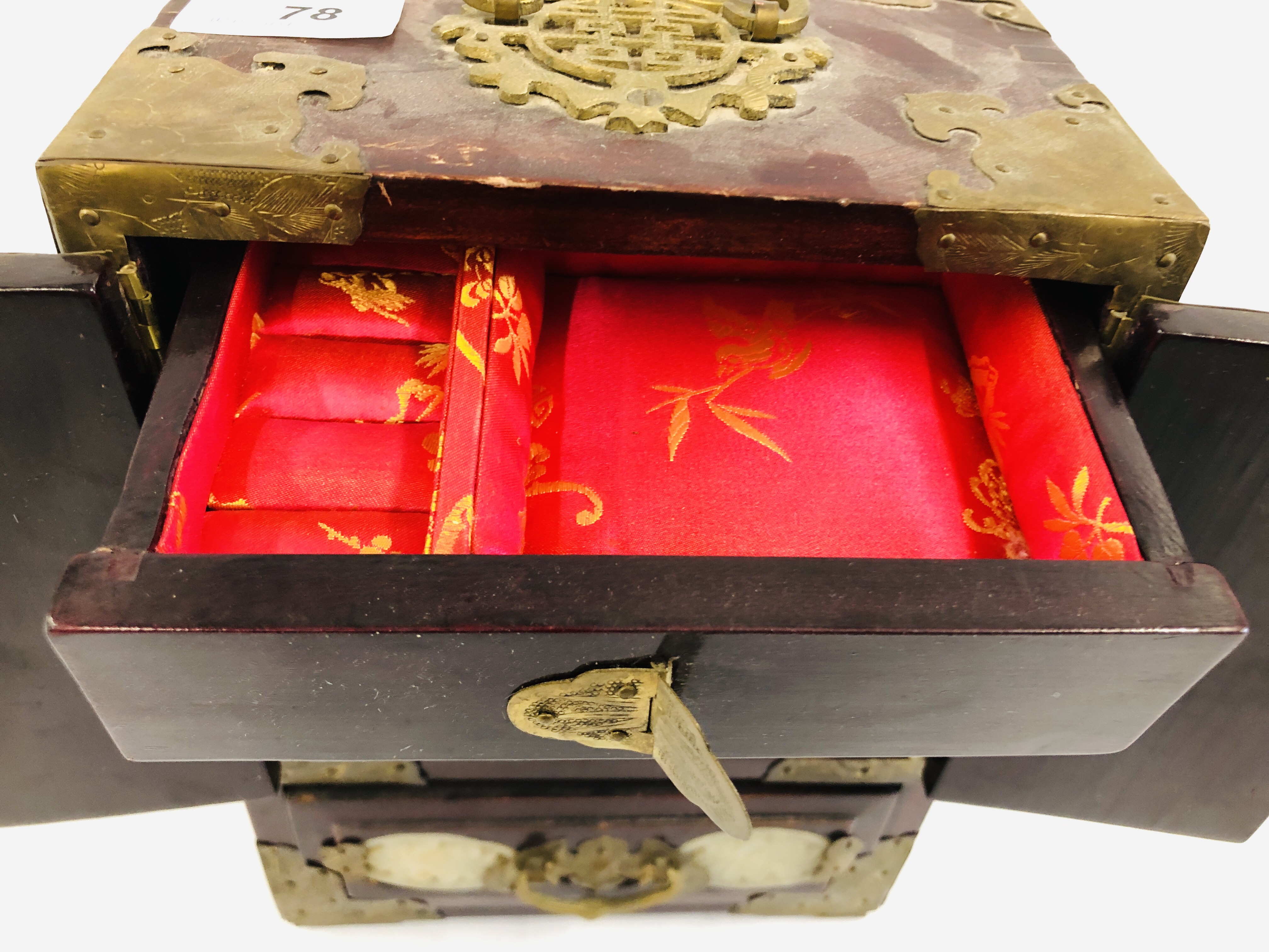 A CHINESE HARDWOOD JEWELLERY CHEST INLAID WITH HARDSTONE PANELS AND BRASS BOUND DETAIL. - Image 5 of 11