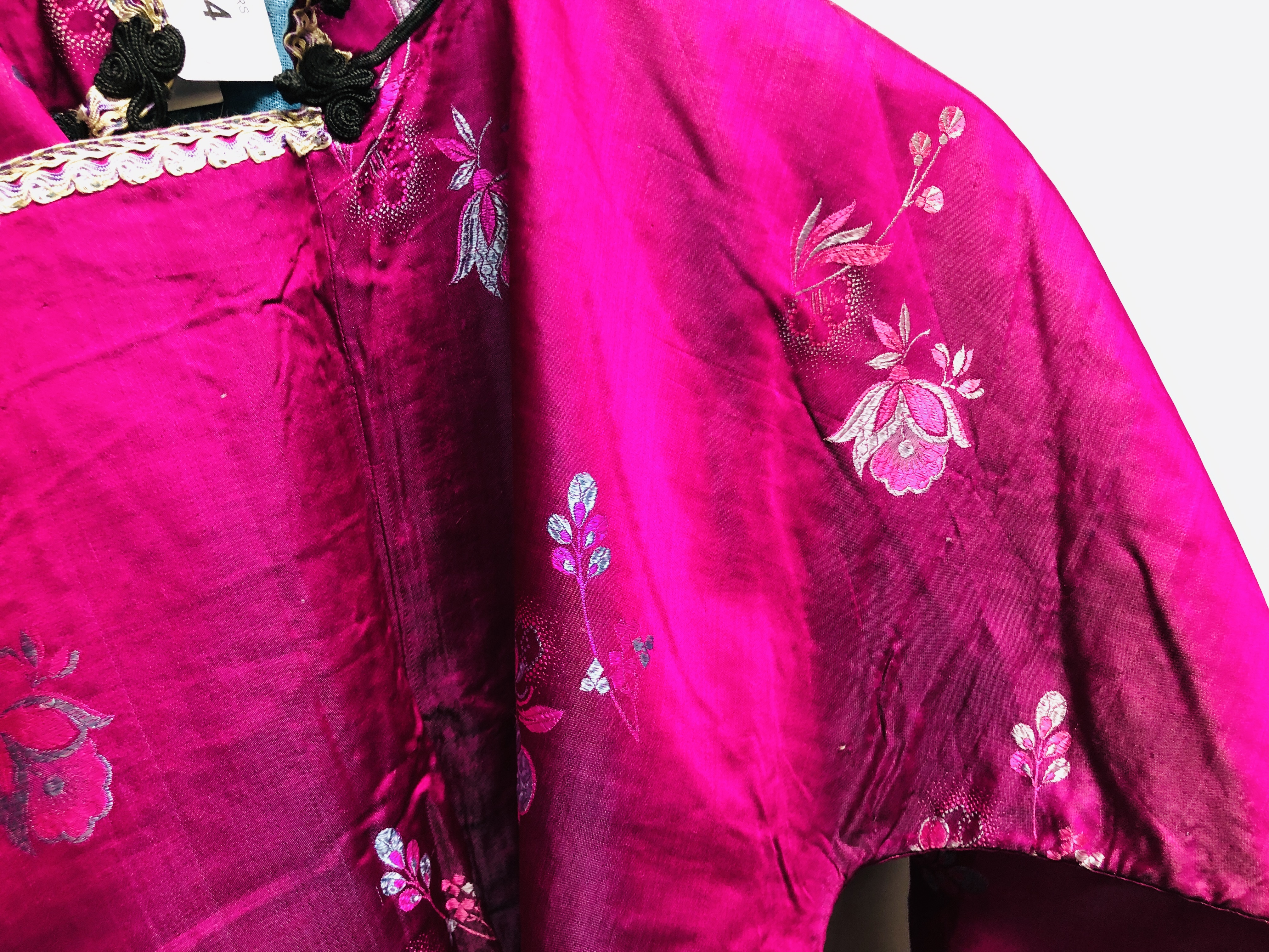 A VINTAGE CHINESE SILK EMBROIDERED JACKET/TUNIC, - Image 3 of 8