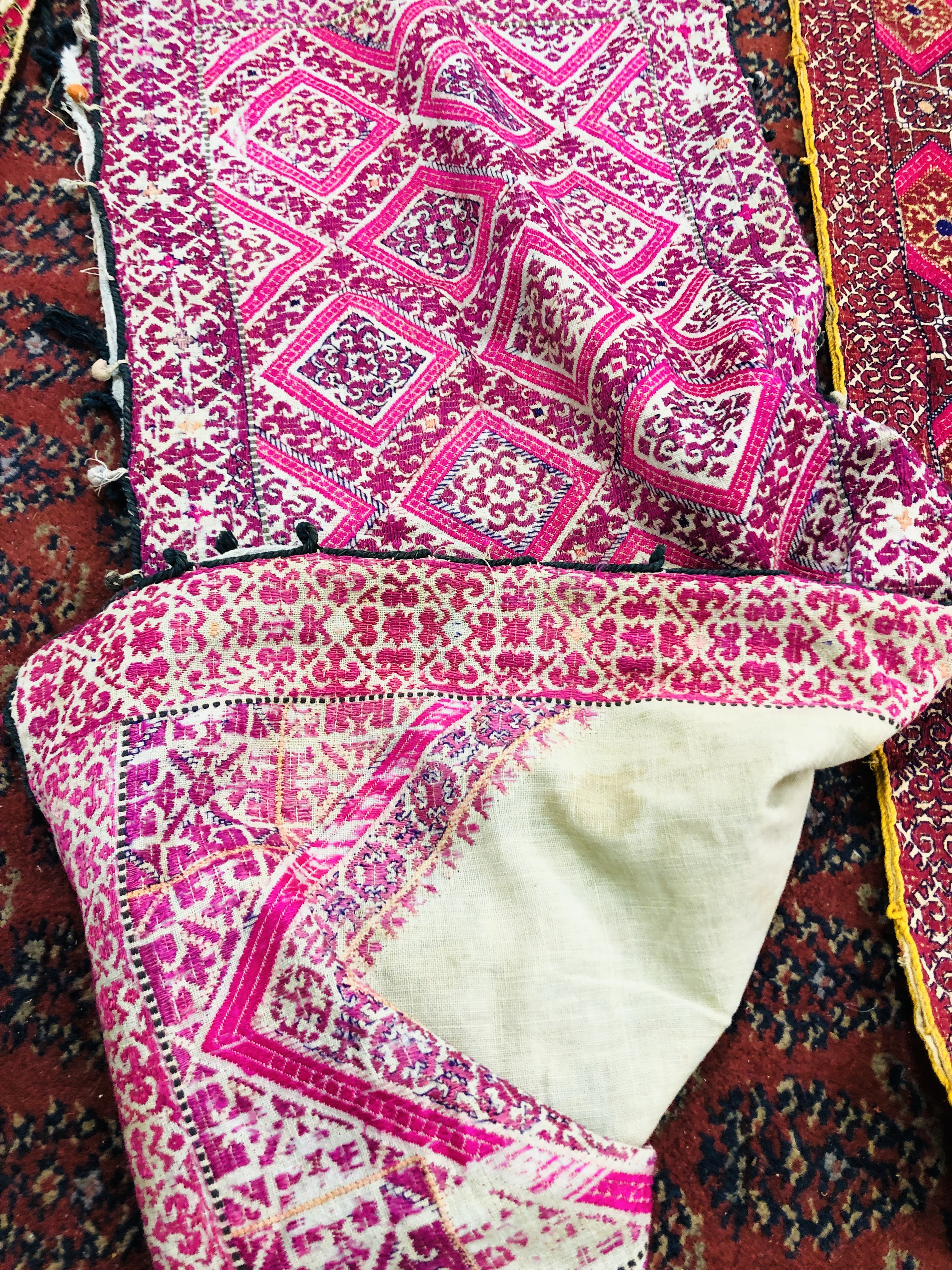 A GROUP OF FIVE VINTAGE MIDDLE EASTERN AND ASIAN STYLE CUSHION COVERS TO INCLUDE HAND CRAFTED - Image 6 of 10