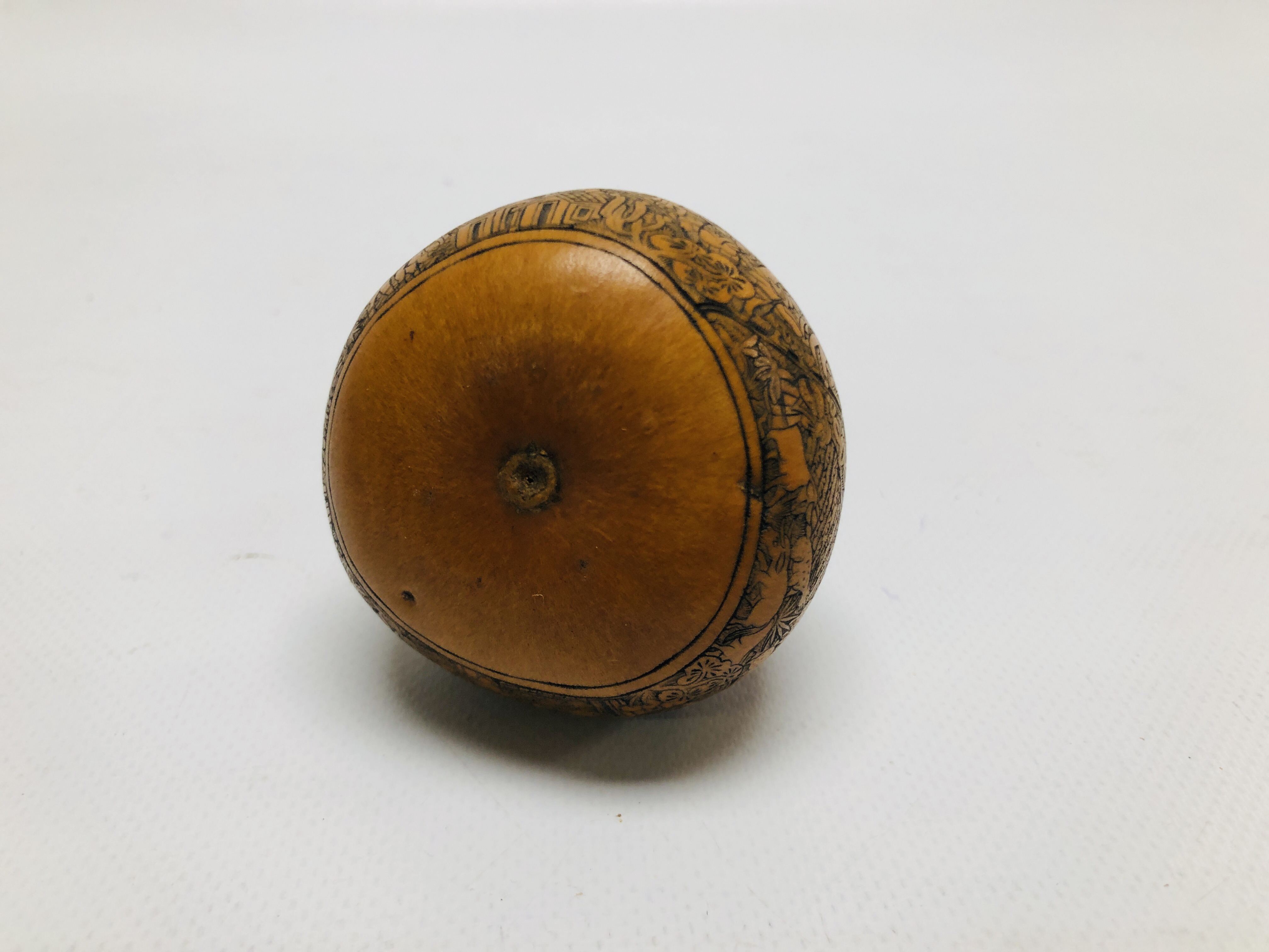 TWO PERUVIAN ENGRAVED GOURDS. - Image 8 of 8