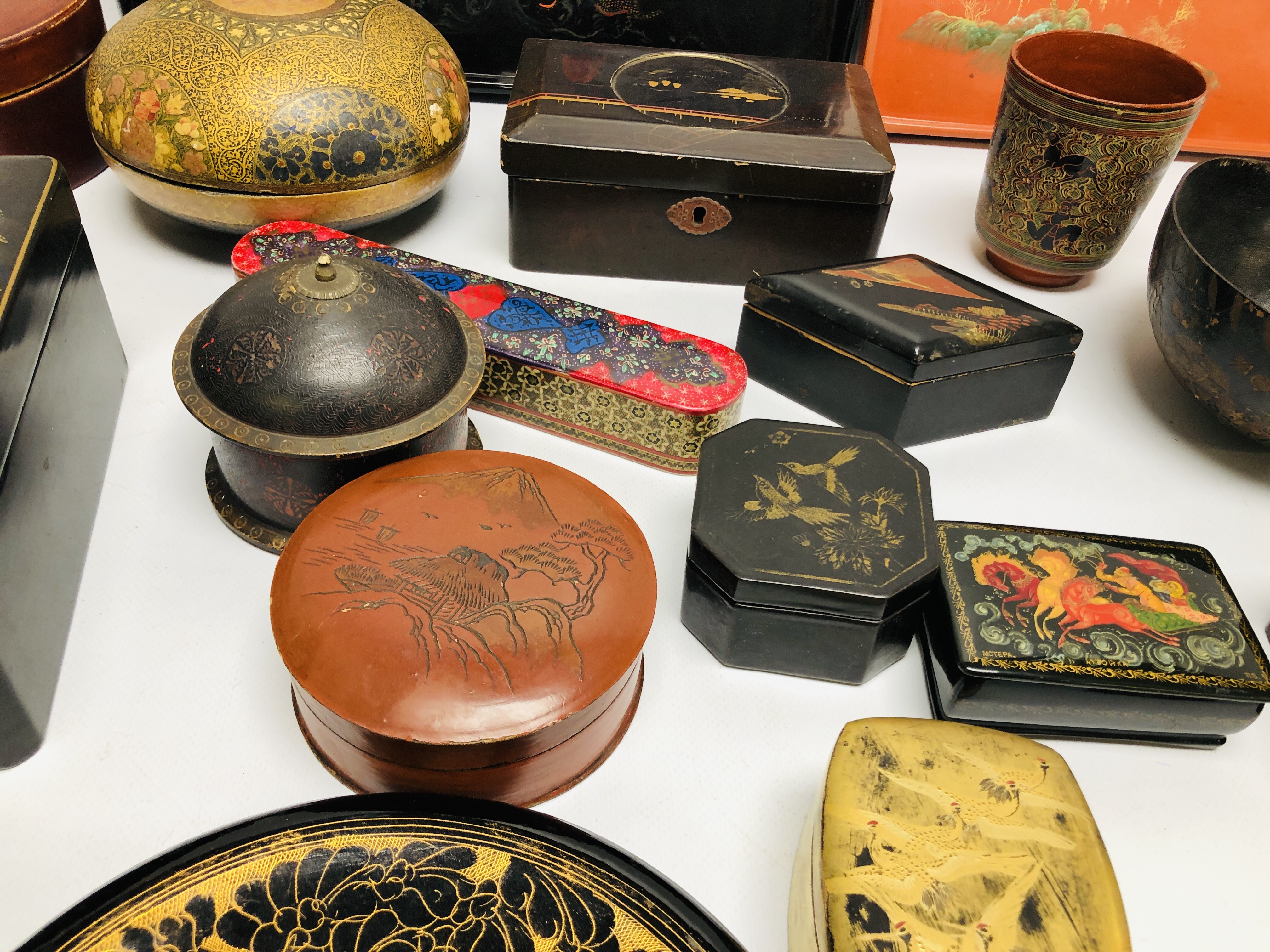 AN EXTENSIVE COLLECTION OF ASSORTED ORIENTAL LACQUERED BOXES AND TRAYS. - Image 6 of 8