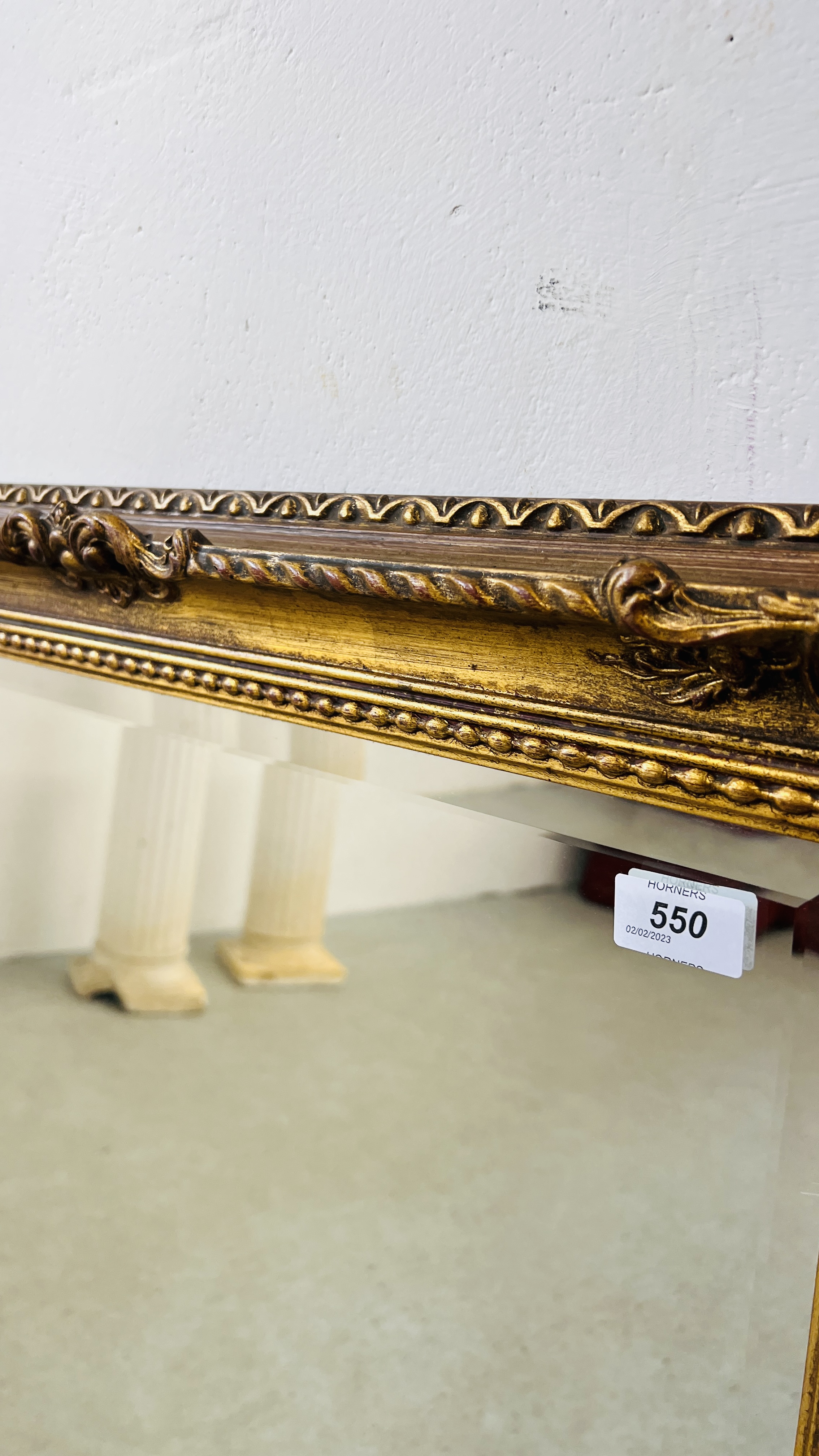 A LARGE HEAVILY DETAILED GILT FRAMED WALL MIRROR WITH BEVELLED GLASS. - Image 3 of 5