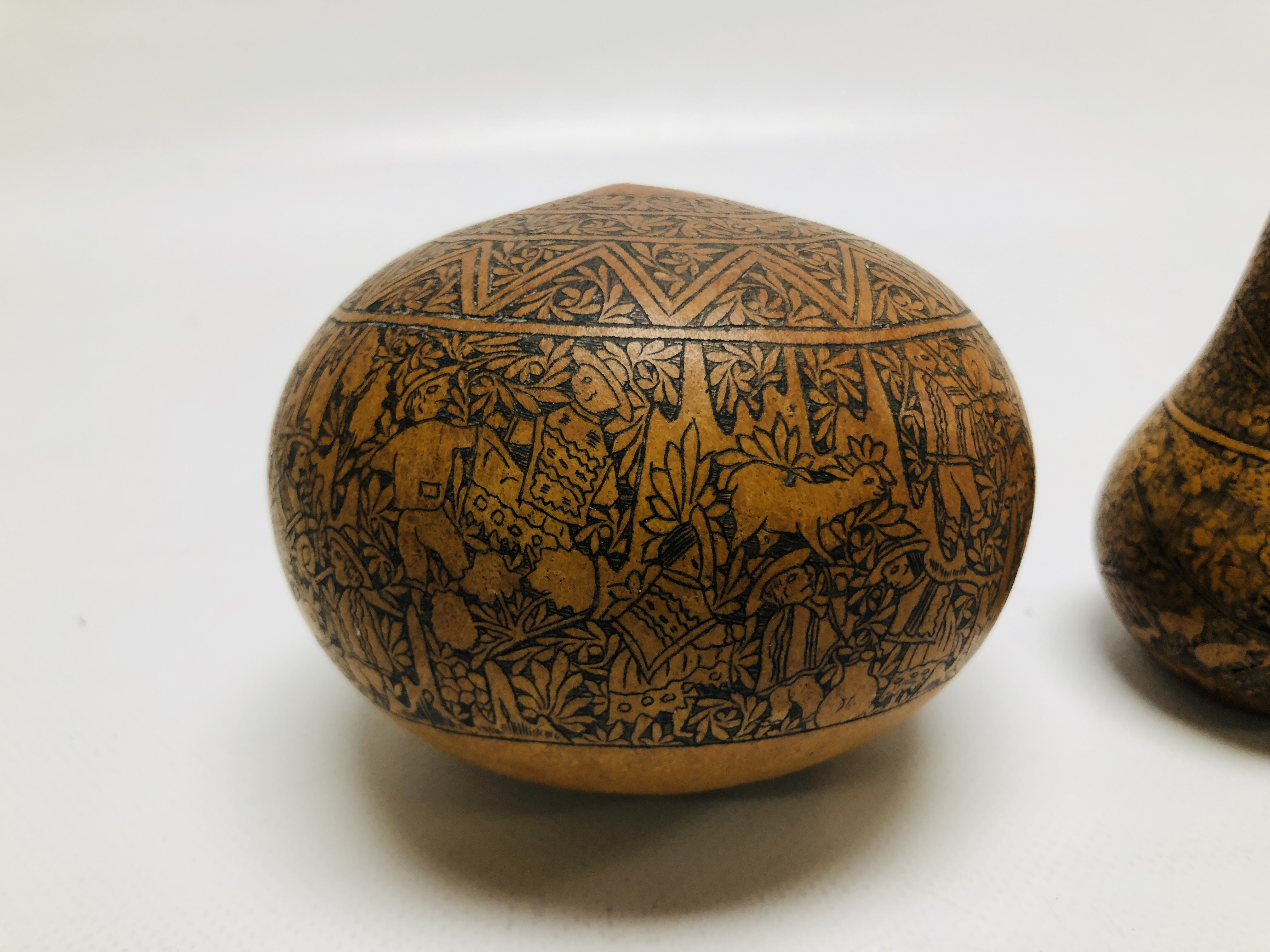 TWO PERUVIAN ENGRAVED GOURDS. - Image 4 of 8