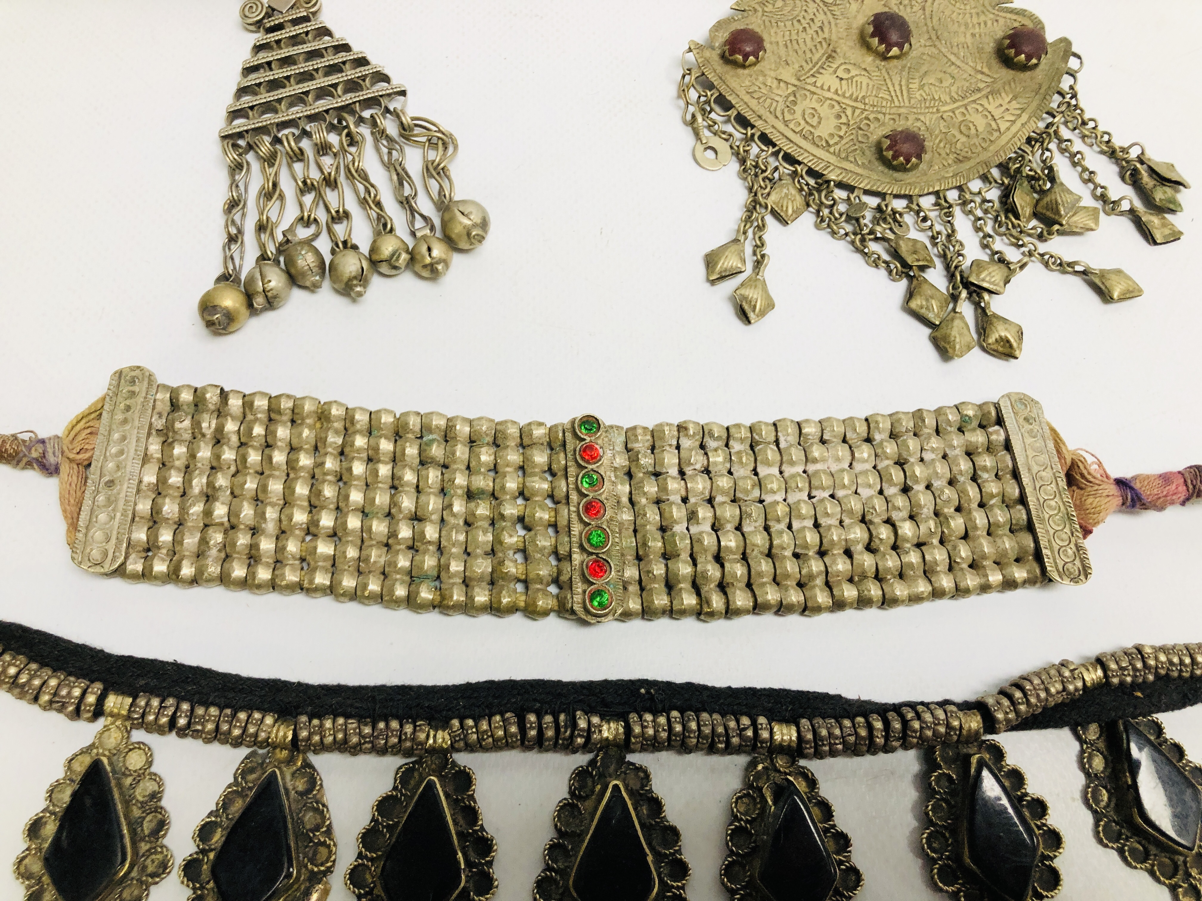 A GROUP OF 5 ELABORATE EASTERN STYLE WHITE METAL NECKLACES TO INCLUDE CHOKER EXAMPLES. - Image 4 of 8