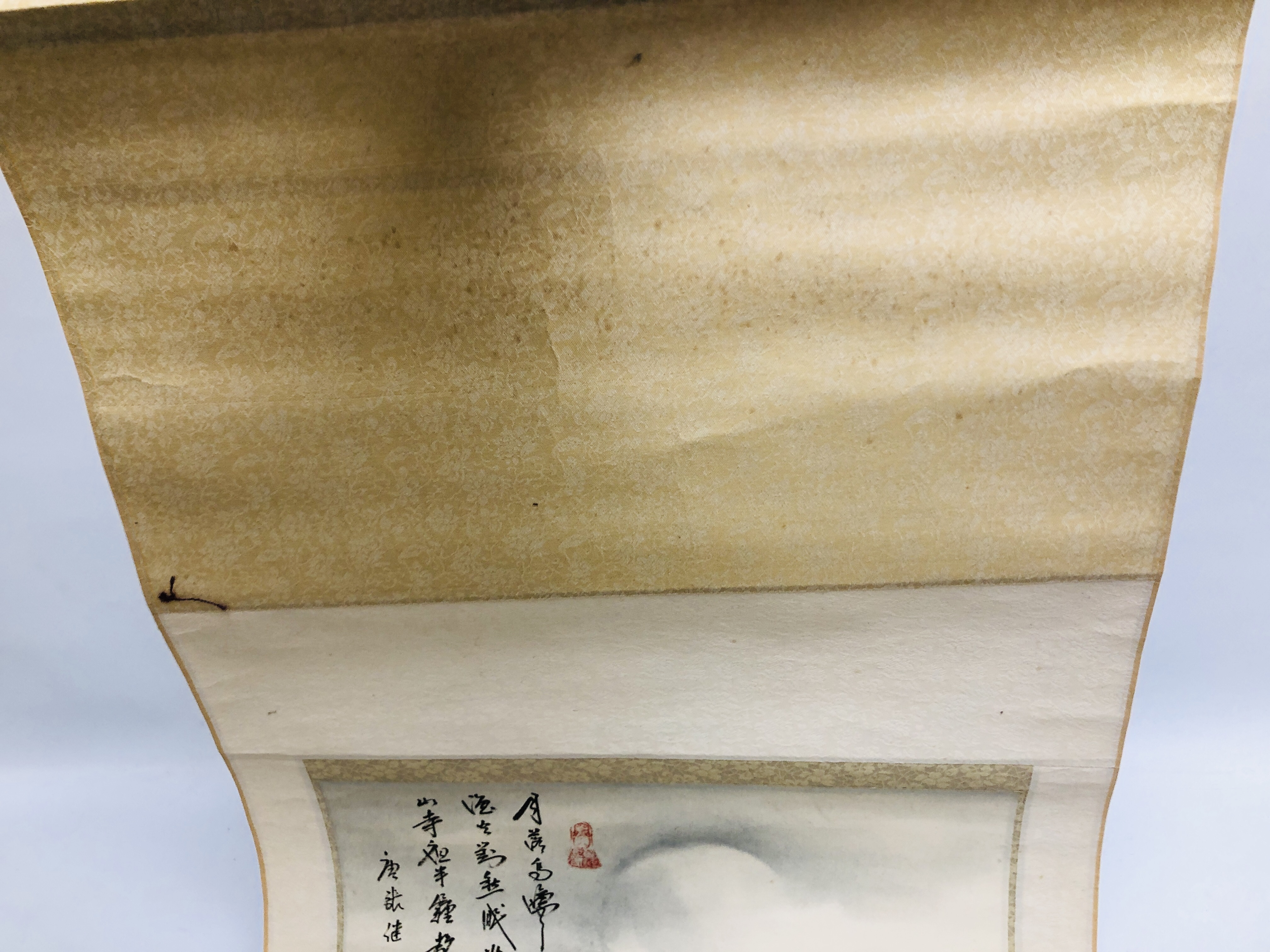 A JAPANESE SCROLL WATERCOLOUR OF BOATS, BRIDGES AND A PAGODA BEARING INSCRIPTION HEIGHT 158CM. - Image 5 of 7