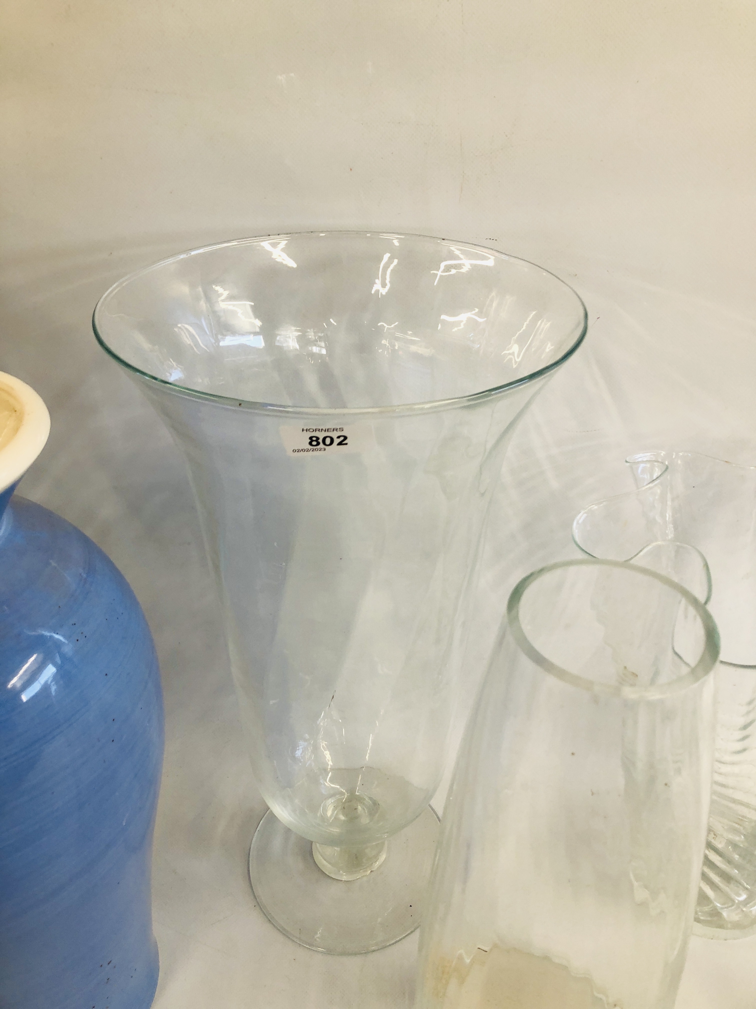 A COLLECTION OF 7 VARIOUS VASES INCLUDING GLASS HANDKERCHIEF STYLE, BLUE GLAZED, SWAN DESIGN ETC. - Image 5 of 9