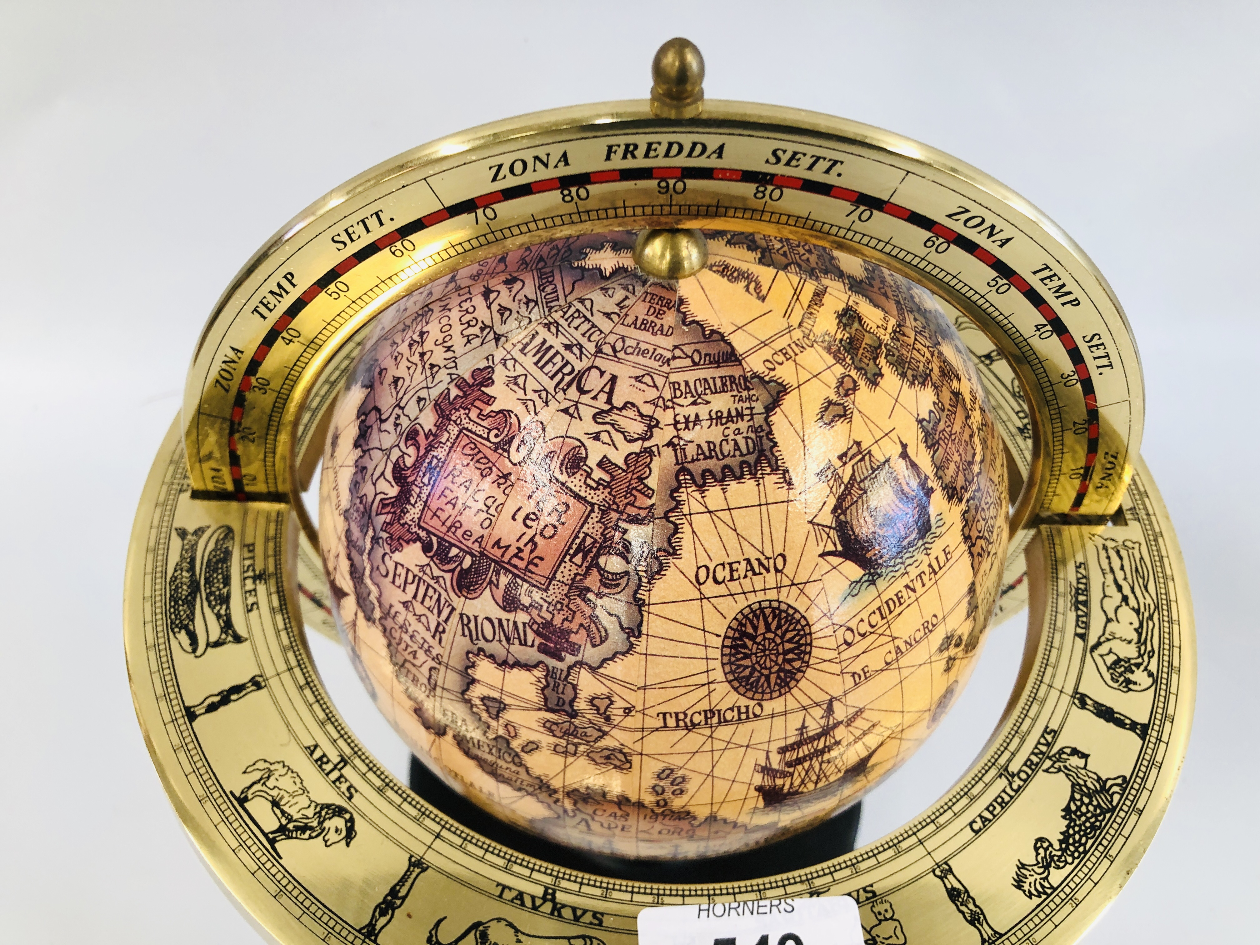 A REPRODUCTION WORLD GLOBE IN BRASS MOUNT, H 28CM. - Image 3 of 5