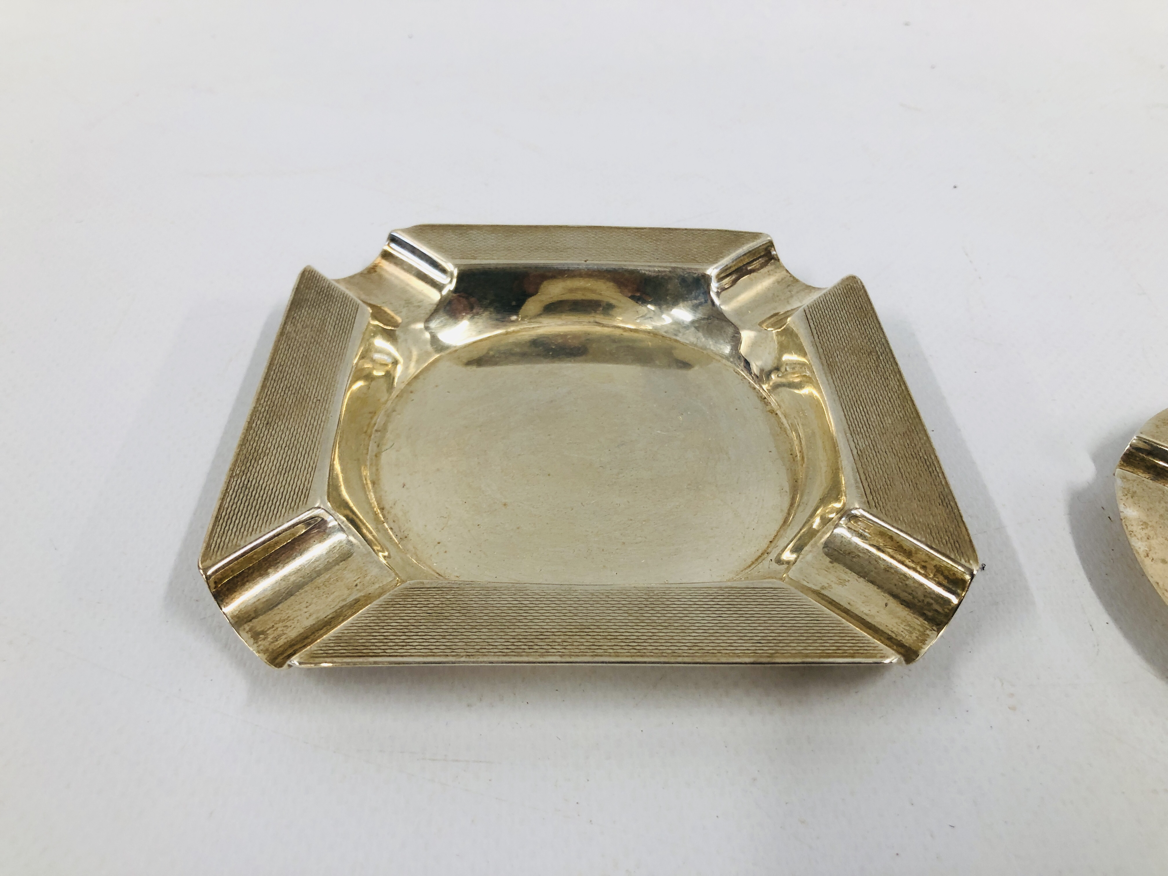 TWO SILVER ASHTRAYS TO INCLUDE A CIRCULAR EXAMPLE BY MAPPIN & WEBB, BIRMINGHAM ASSAY DIA. 8.2CM. - Image 5 of 11