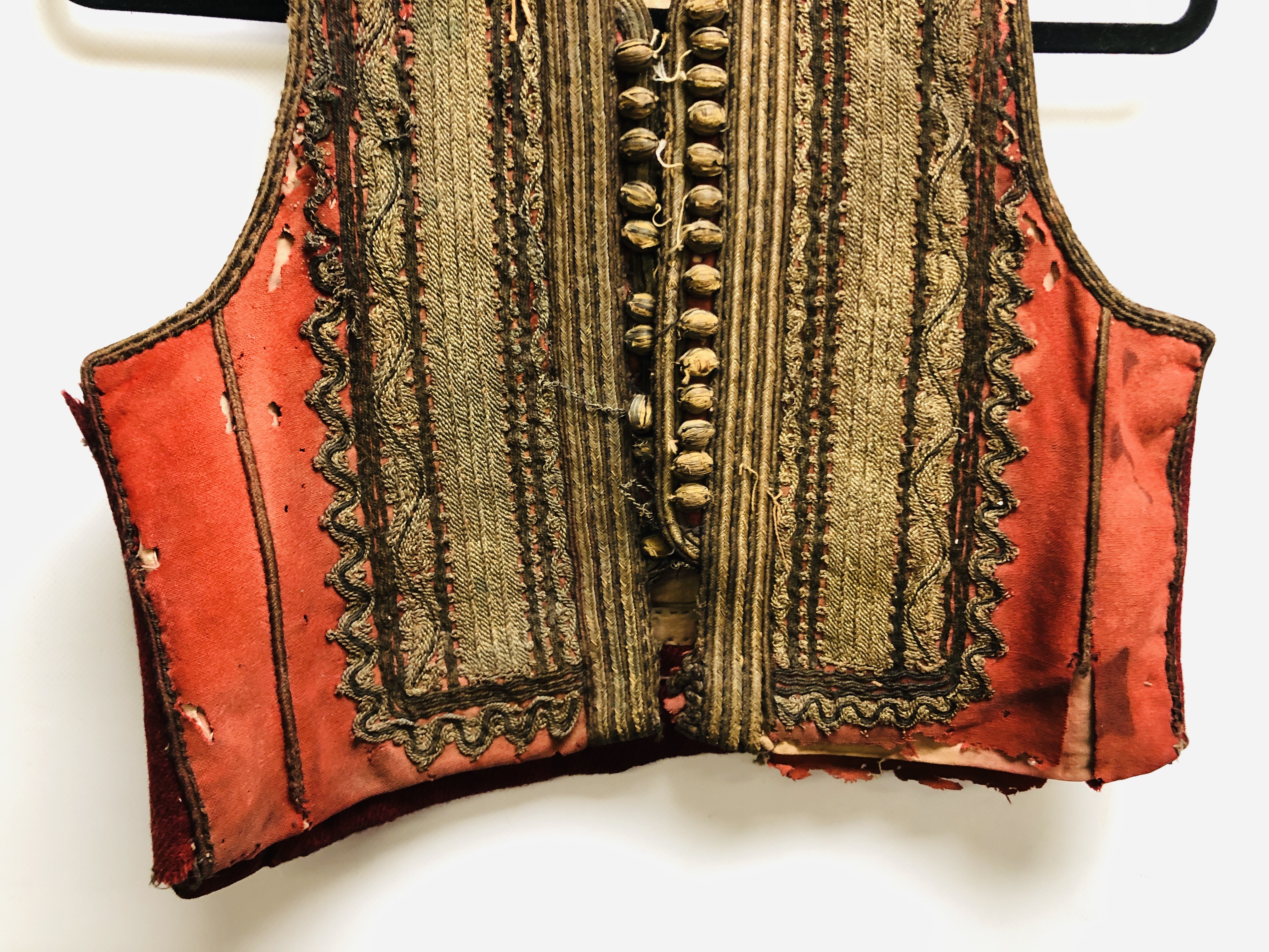 A VINTAGE MIDDLE EASTERN HANDMADE CHILDS WAISTCOAT WOVEN WITH ELABORATE GILT THREAD (REQUIRES - Image 4 of 9