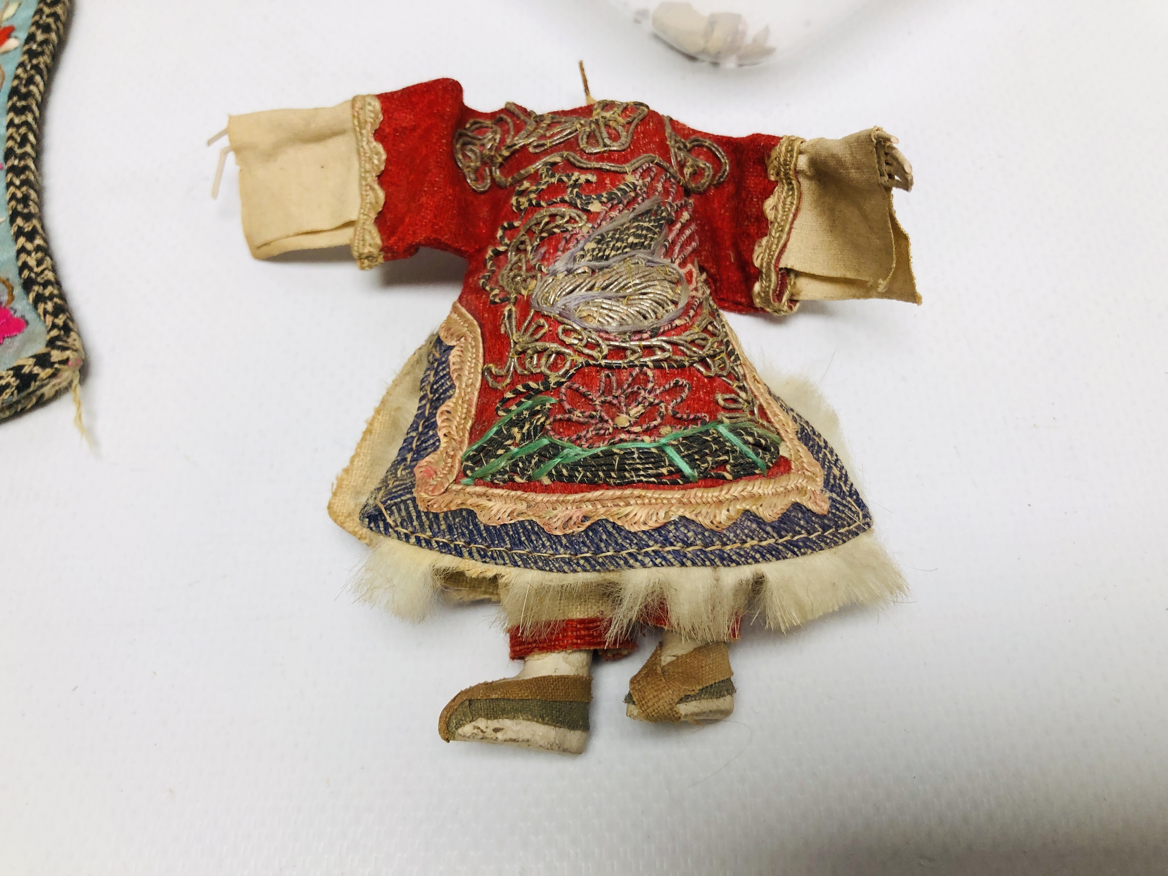 AN ORIENTAL VINTAGE SILK EMBRIODERED HANGING ALONG WITH A MINIATURE HANDMADE DOLL A/F - Image 5 of 8