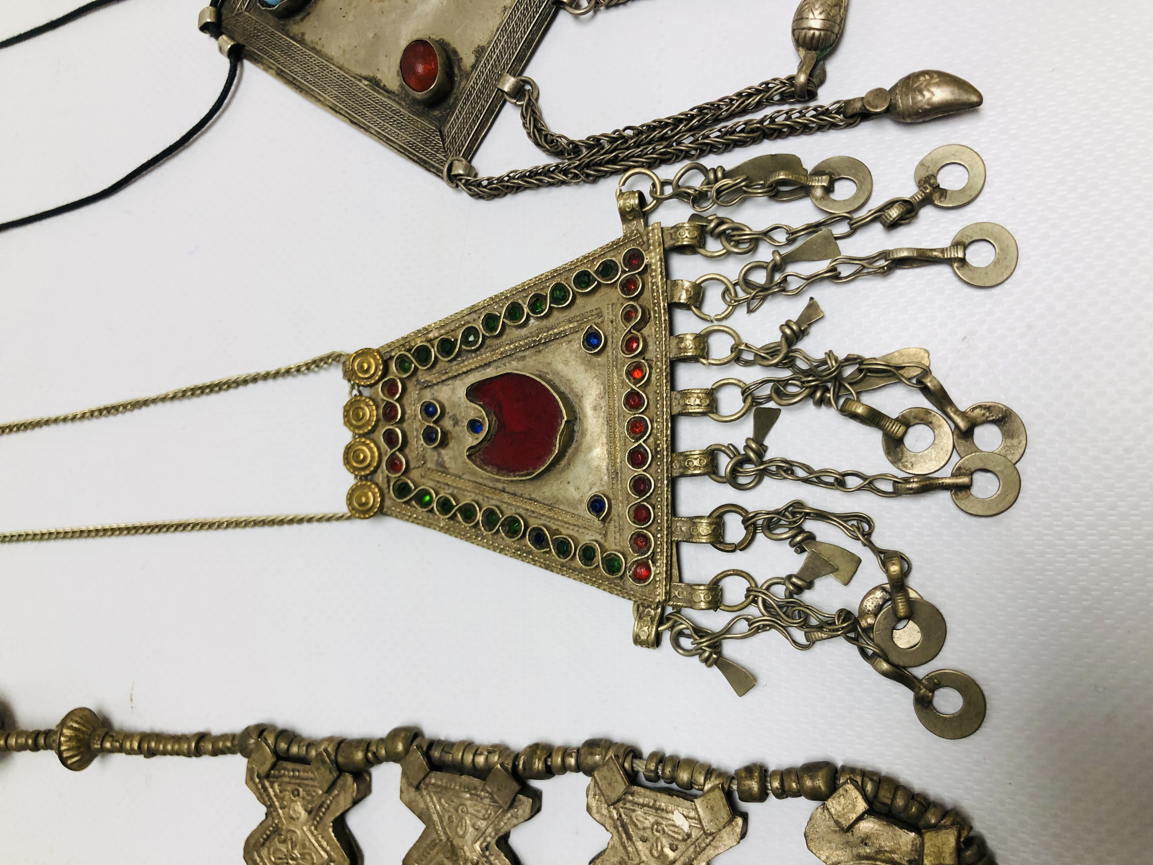 A GROUP OF 6 ASSORTED EASTERN STYLE WHITE METAL PENDANT NECKLACES TO INCLUDE STONE SET EXAMPLES. - Image 4 of 9