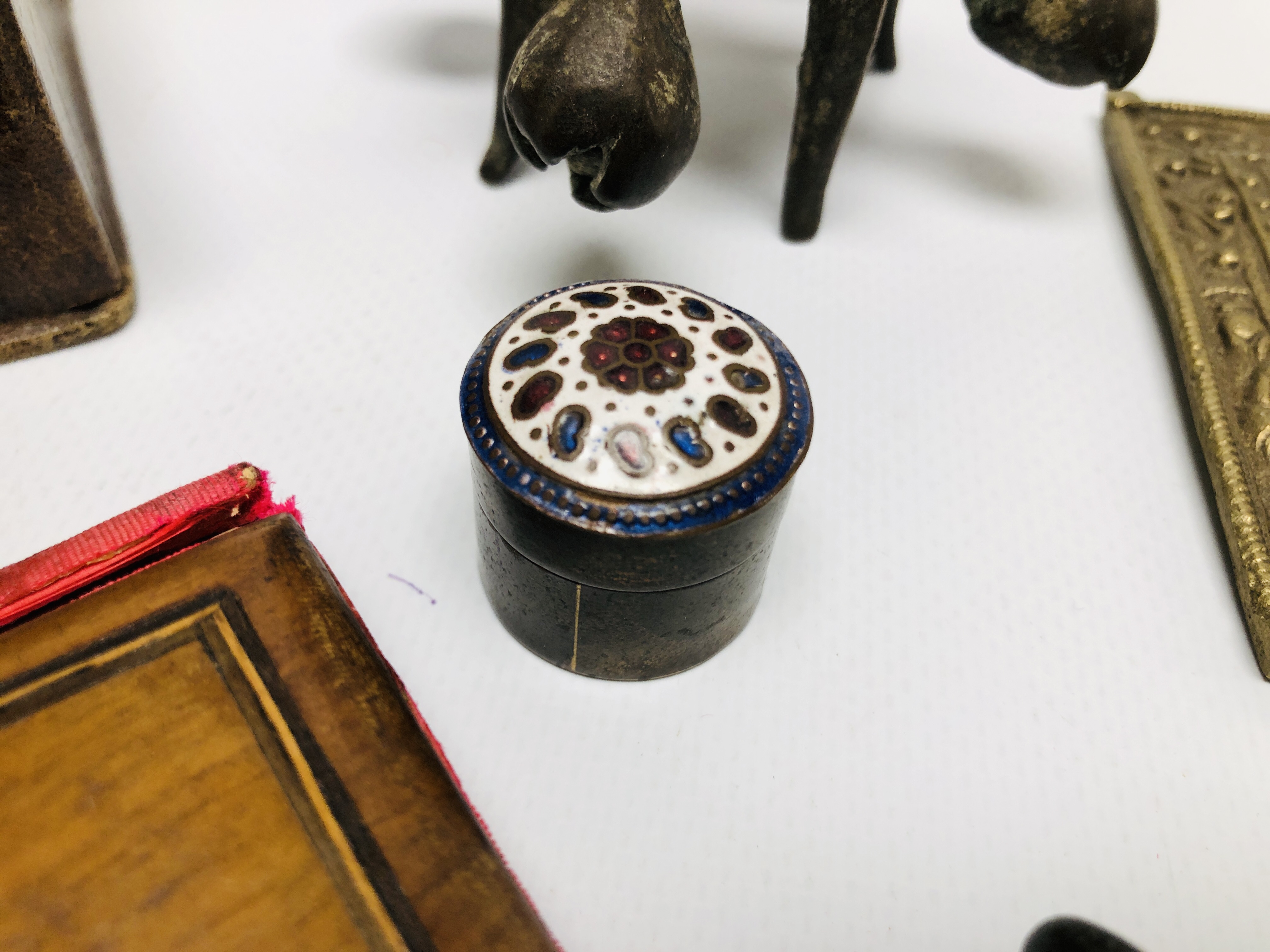 A BOX OF COLLECTABLE ARTIFACTS TO INCLUDE AN ISLAMIC BRONZED STYLE "KOHL" POWDER FLASK, - Image 4 of 11