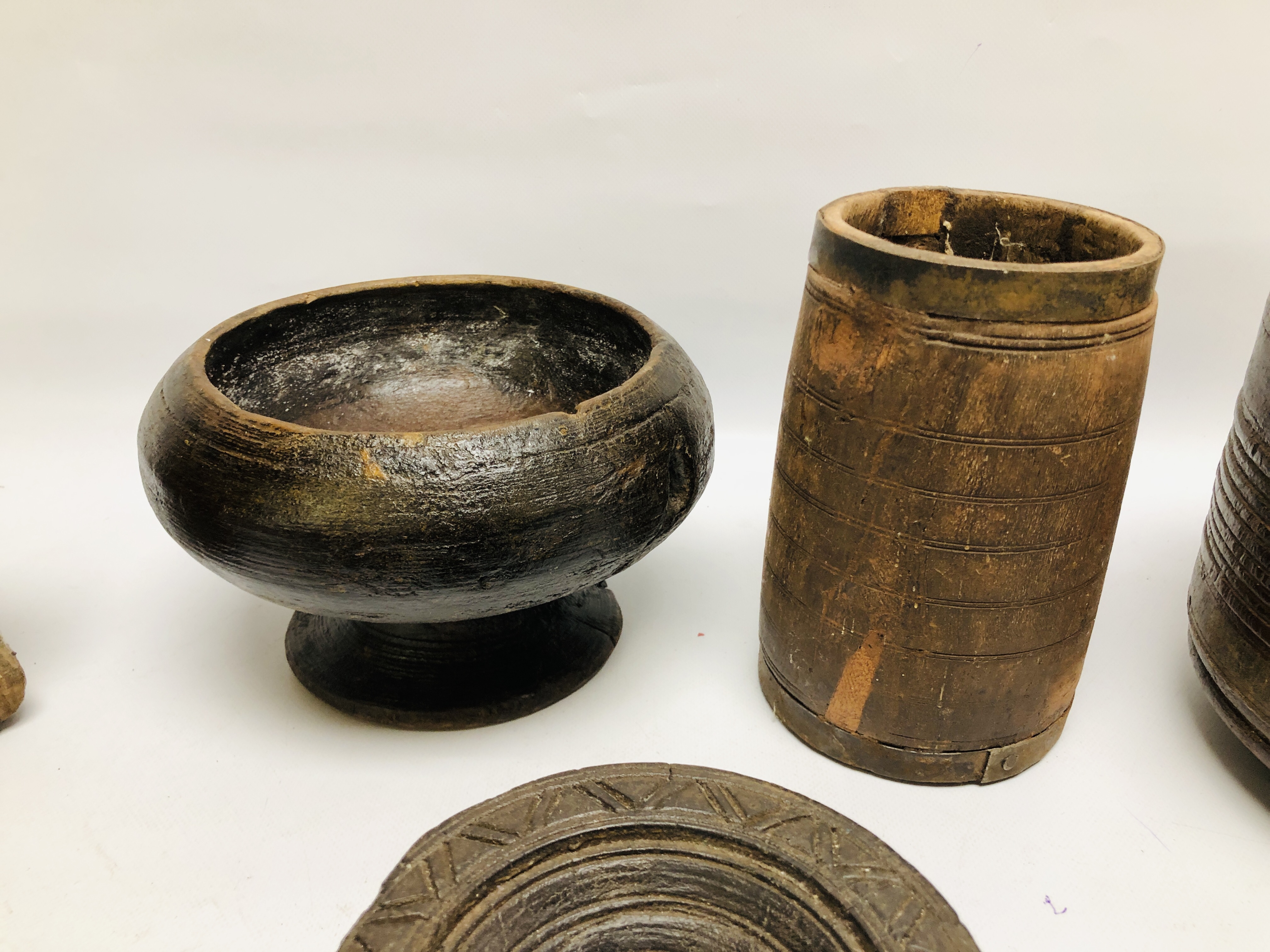 A GROUP OF MAINLY ETHNIC HARDWOOD CARVED ARTIFACTS COMPRISING OF VARIOUS VESSELS AND CANDLE HOLDERS - Image 6 of 9