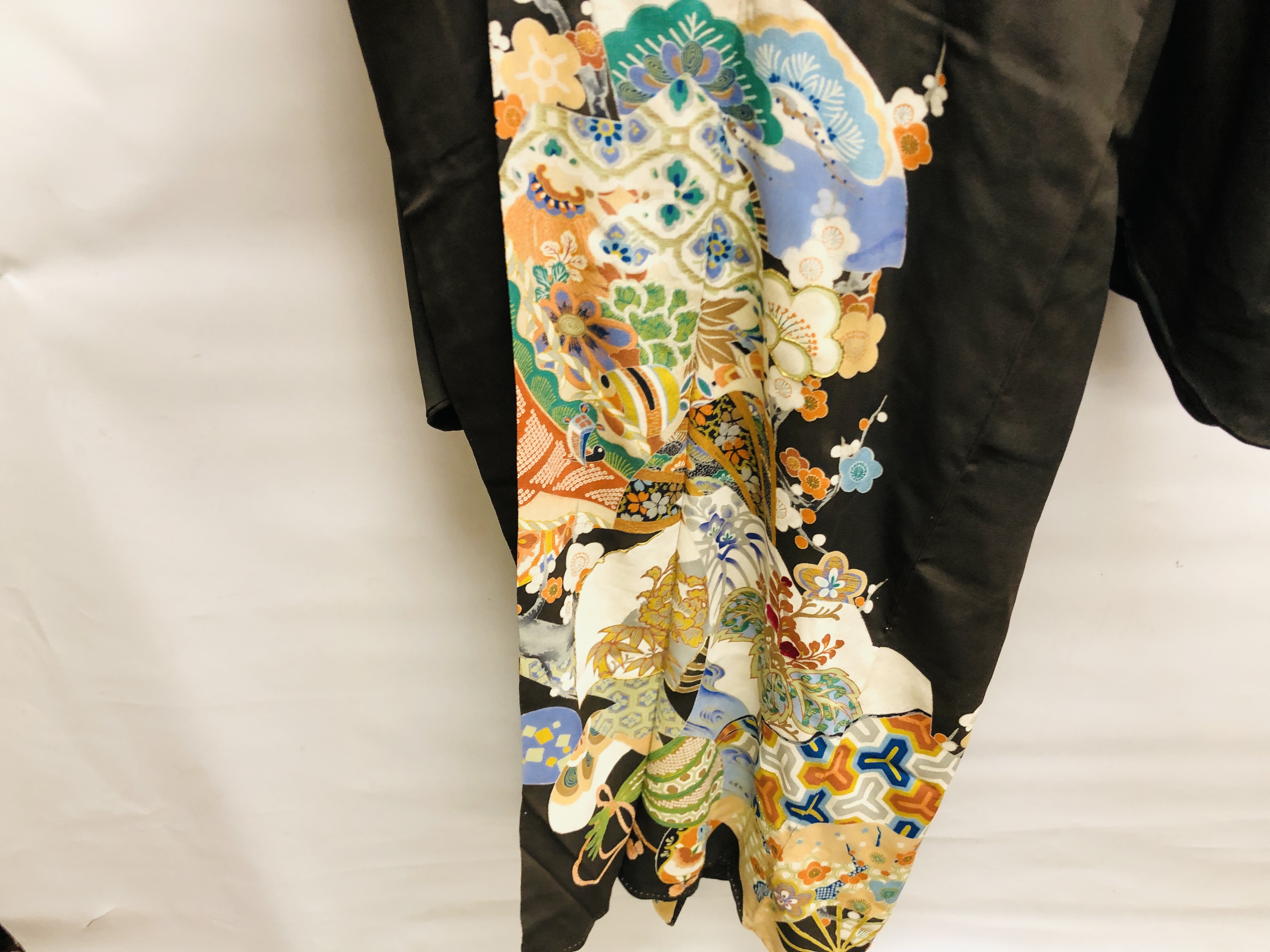 A JAPANESE SILK KIMONO, - Image 2 of 7