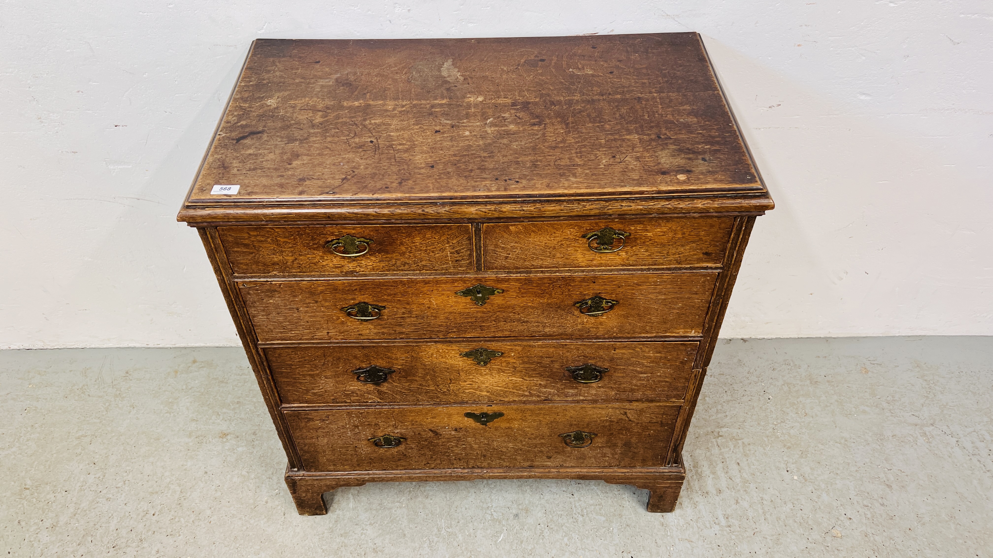 AN ANTIQUE OAK 2 OVER 3 DRAWER CHEST WITH BRASS HANDLES (SPLIT CHEST) W 87CM X D 49CM. X H 94CM. - Image 2 of 9