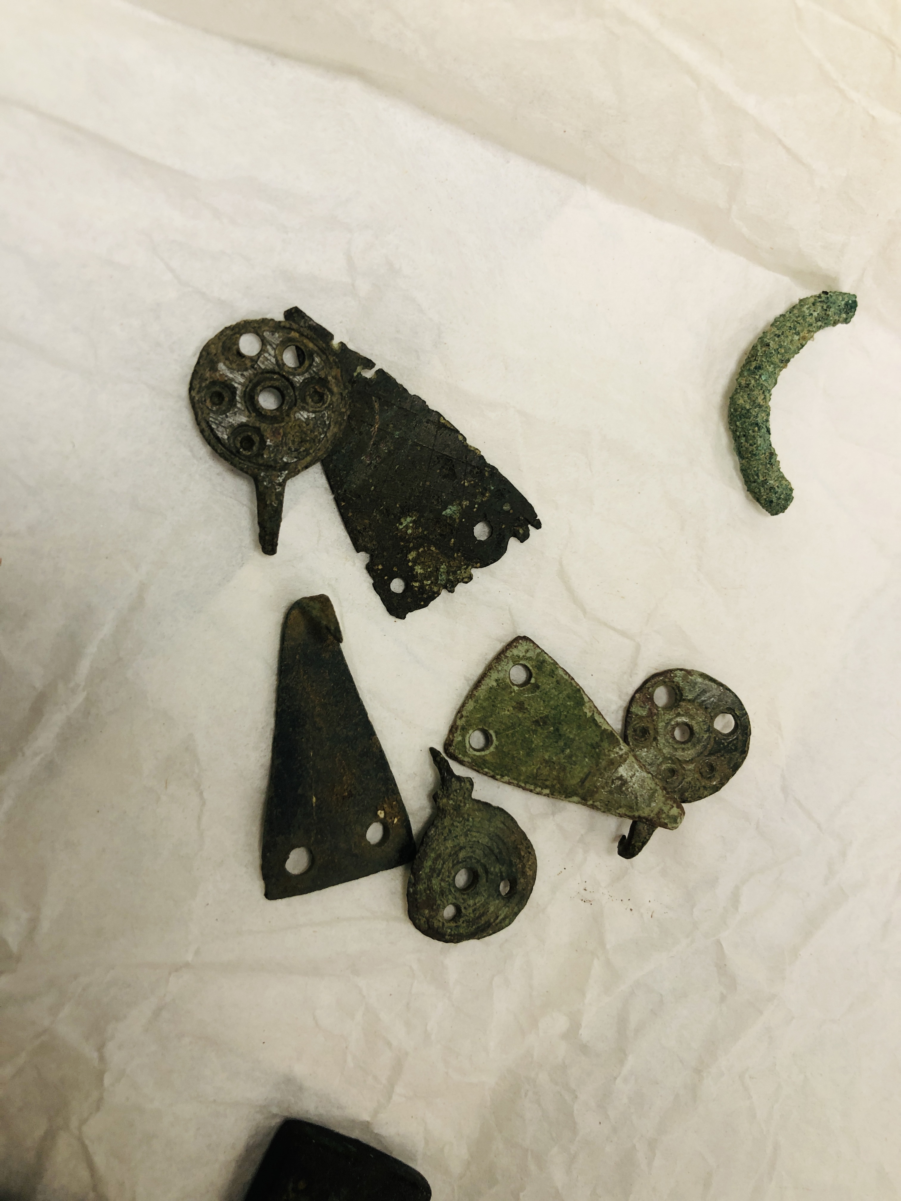 A GROUP OF SAXON AND ROMAN ARTIFACTS AND VARIOUS FABRIC PIECES - Image 2 of 8
