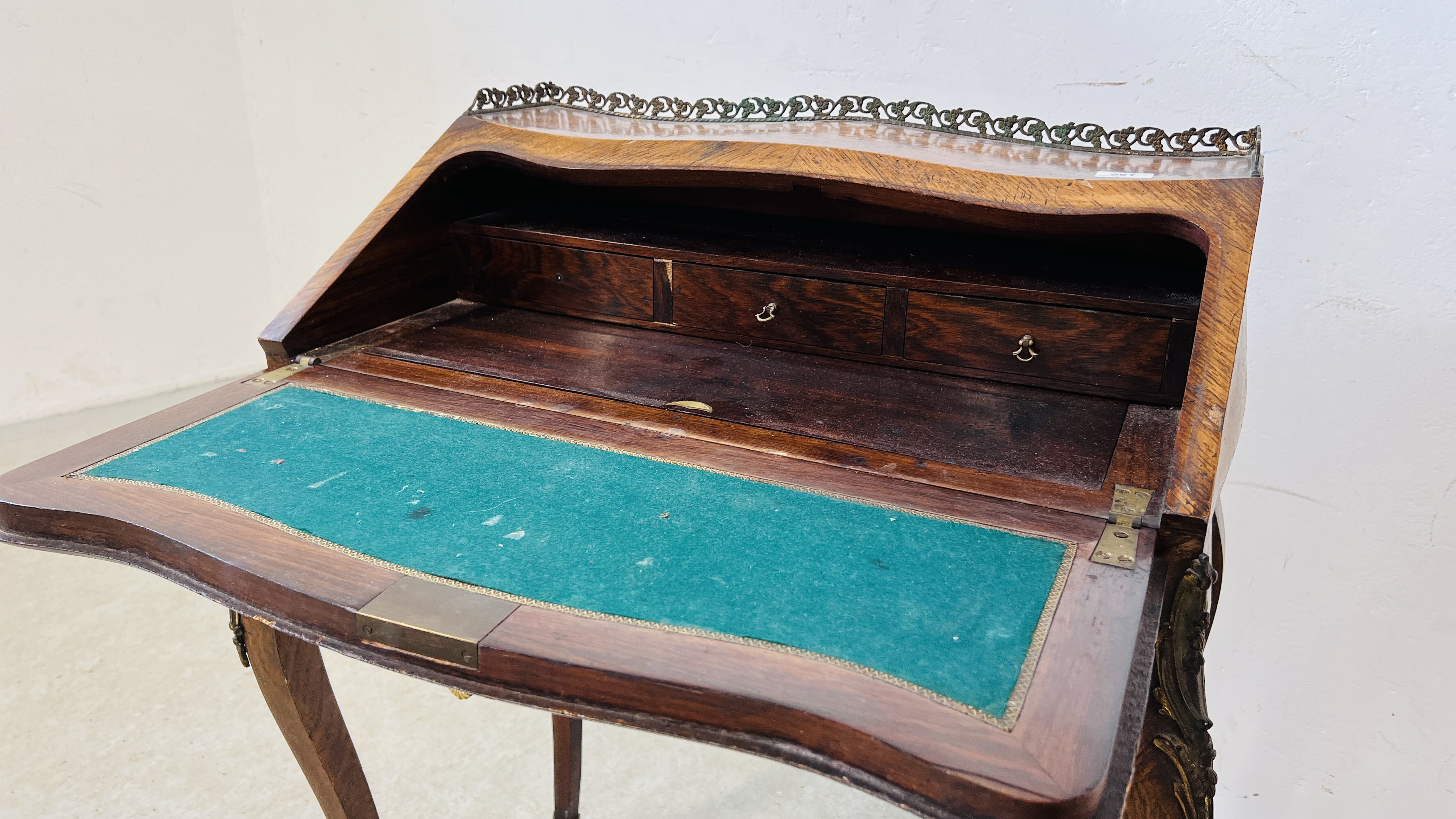 AN ANTIQUE FRENCH LADIES WRITING BUREAU / DESK WITH INLAID MARQUETRY DETAIL, - Image 11 of 14