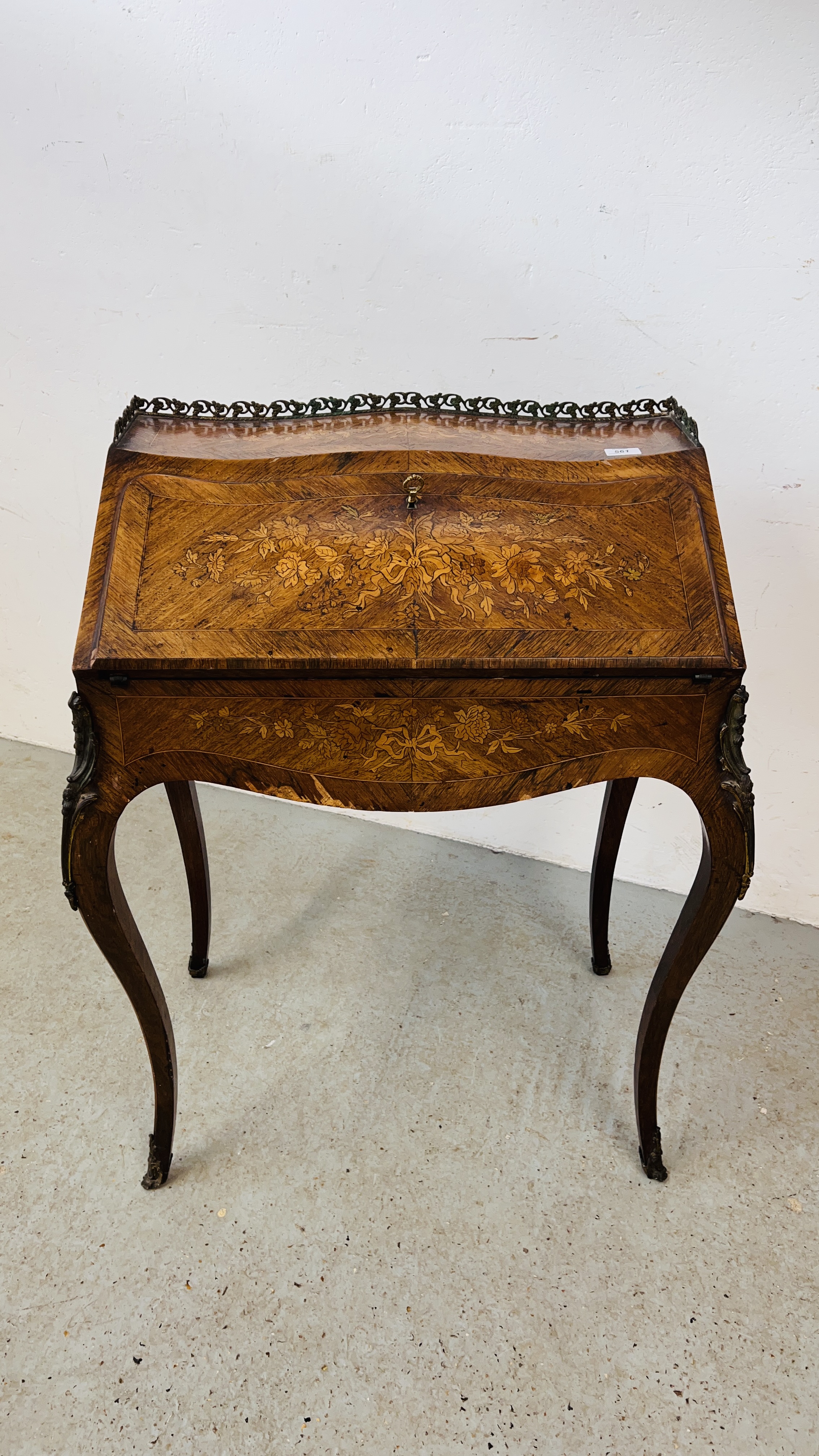 AN ANTIQUE FRENCH LADIES WRITING BUREAU / DESK WITH INLAID MARQUETRY DETAIL,