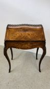 AN ANTIQUE FRENCH LADIES WRITING BUREAU / DESK WITH INLAID MARQUETRY DETAIL,