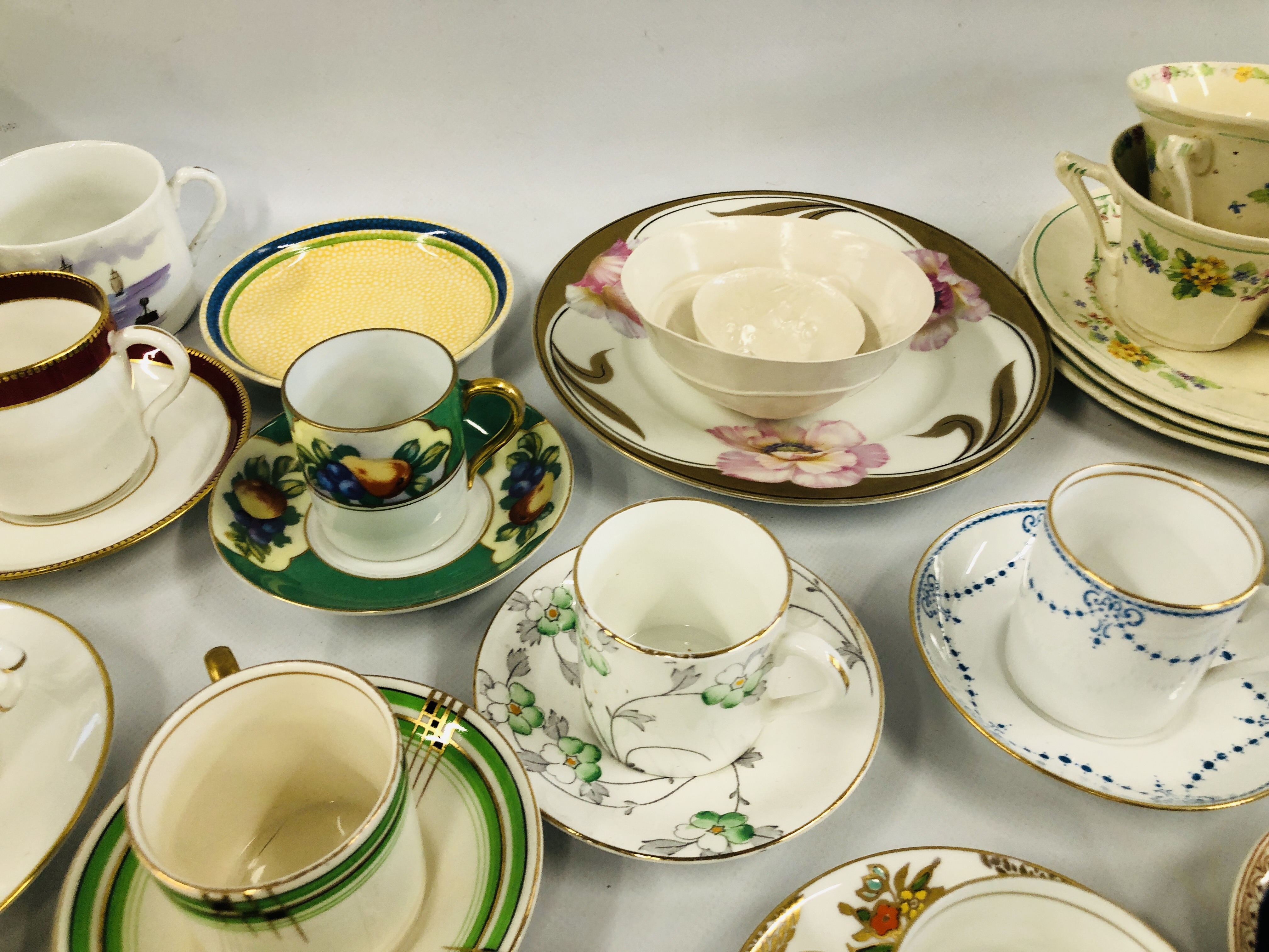 AN EXTENSIVE GROUP OF VARIOUS DECORATIVE COFFEE CUPS AND SAUCERS, SOME LATE C19TH. - Image 9 of 11
