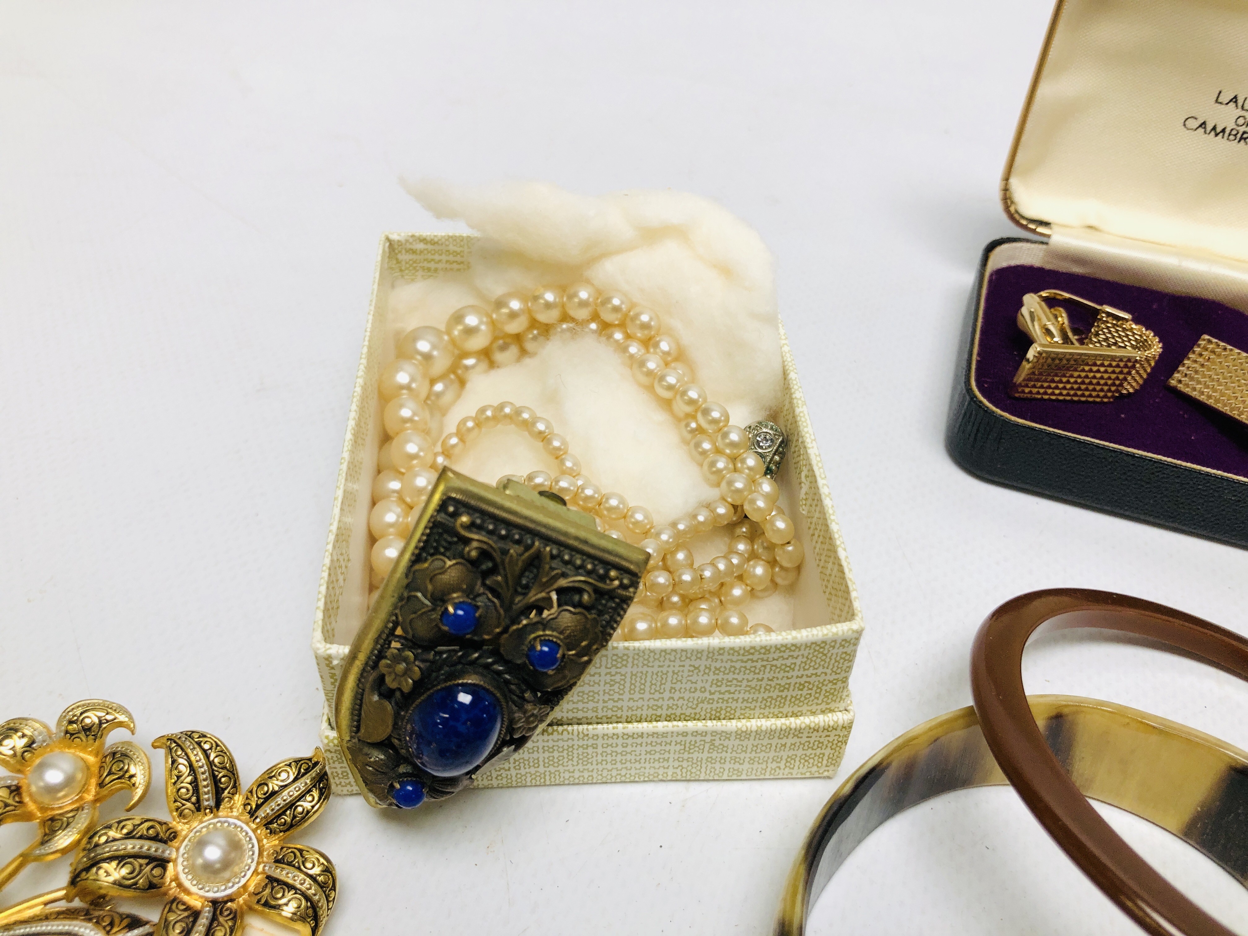 A COLLECTION OF MAINLY VINTAGE JEWELLERY TO INCLUDE SIMULATED PEARLS, BROOCHES, COIN BRACELETS, - Image 3 of 10