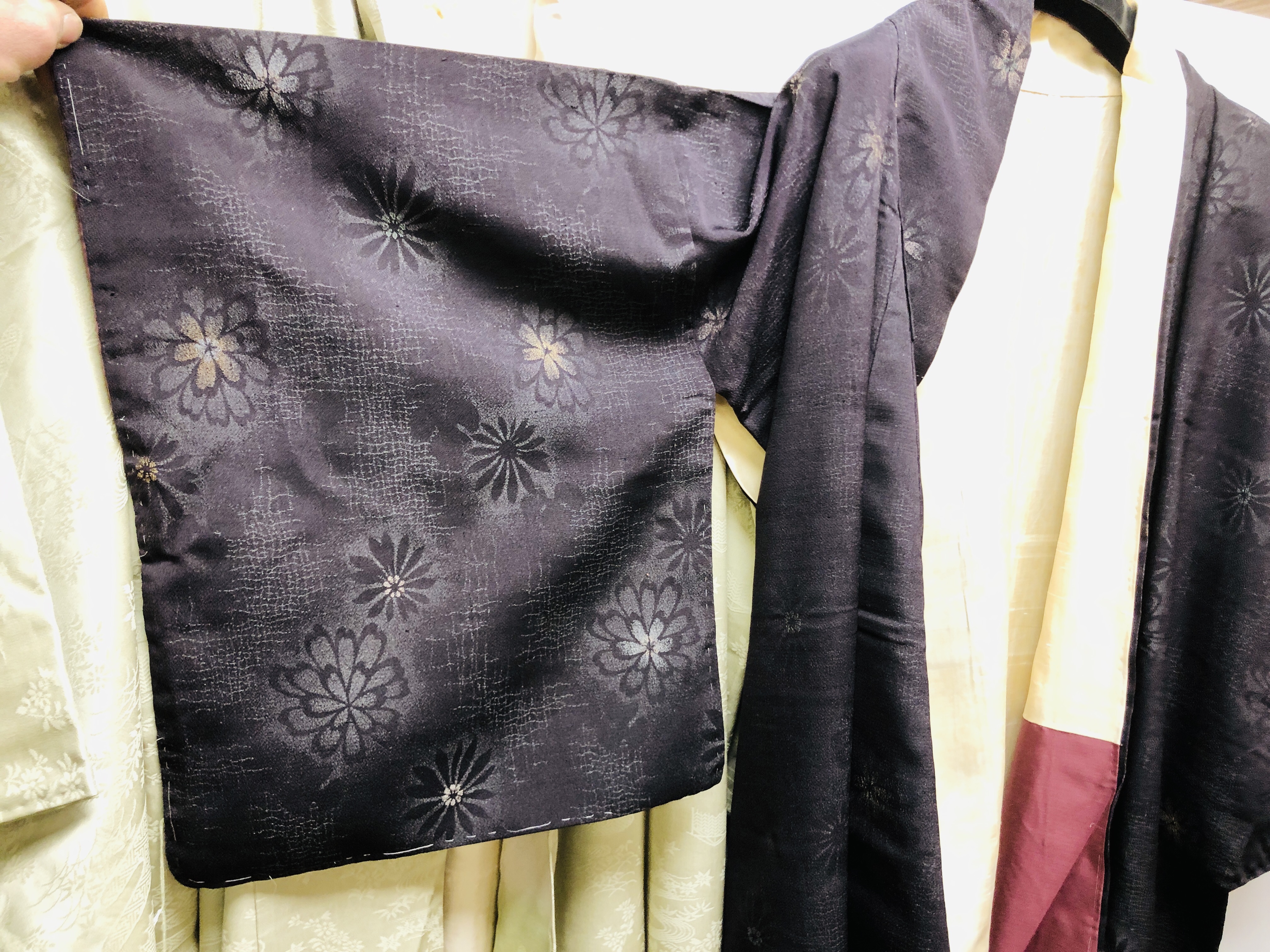 A GROUP OF THREE VINTAGE JAPANESE "KIMONOS" TO INCLUDE PRINTED SILK EXAMPLES - Image 3 of 10