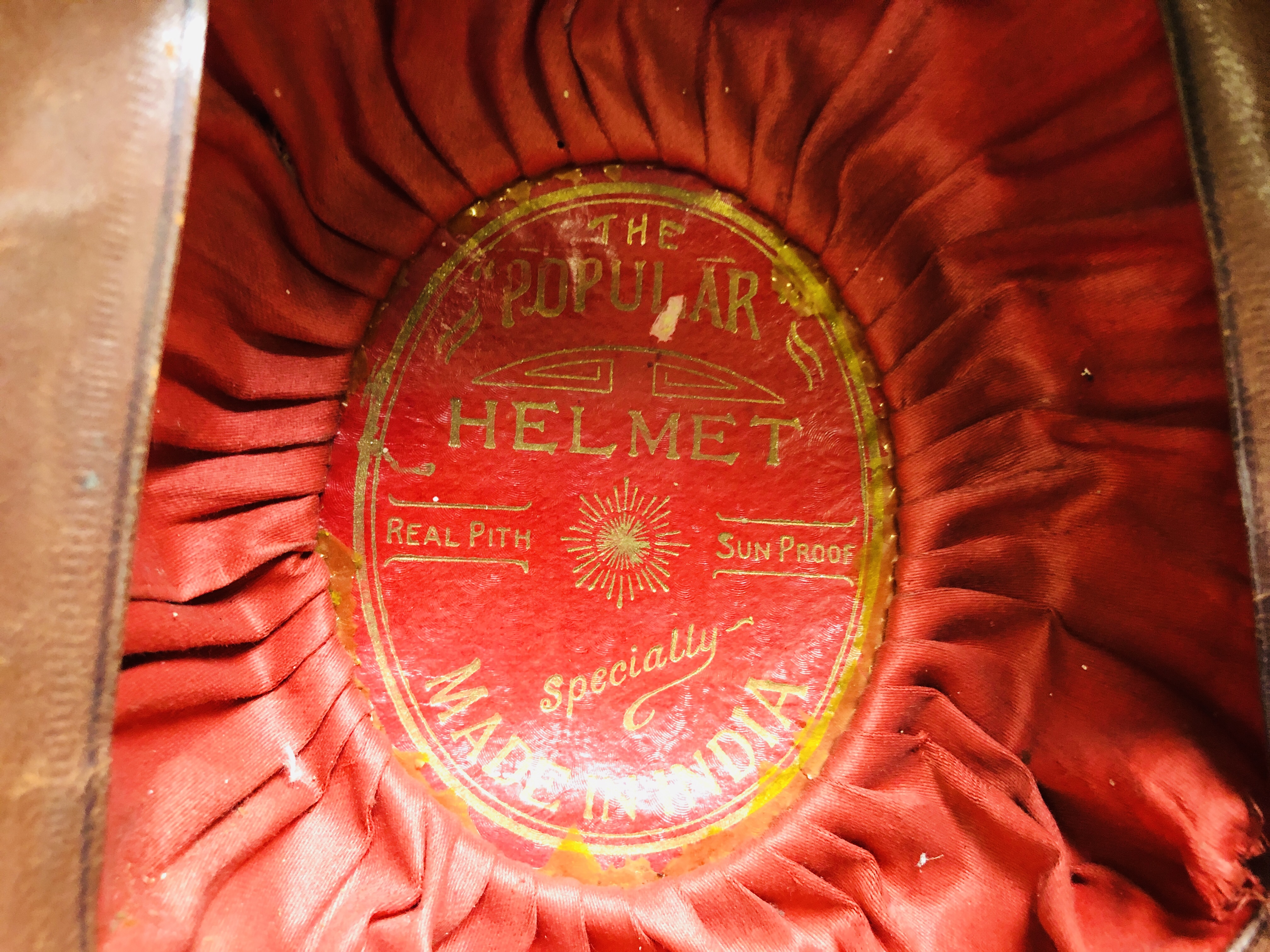 AN ORIGINAL INDIAN PITH HELMET BEARING ORIGINAL MAKERS LABEL. - Image 4 of 6