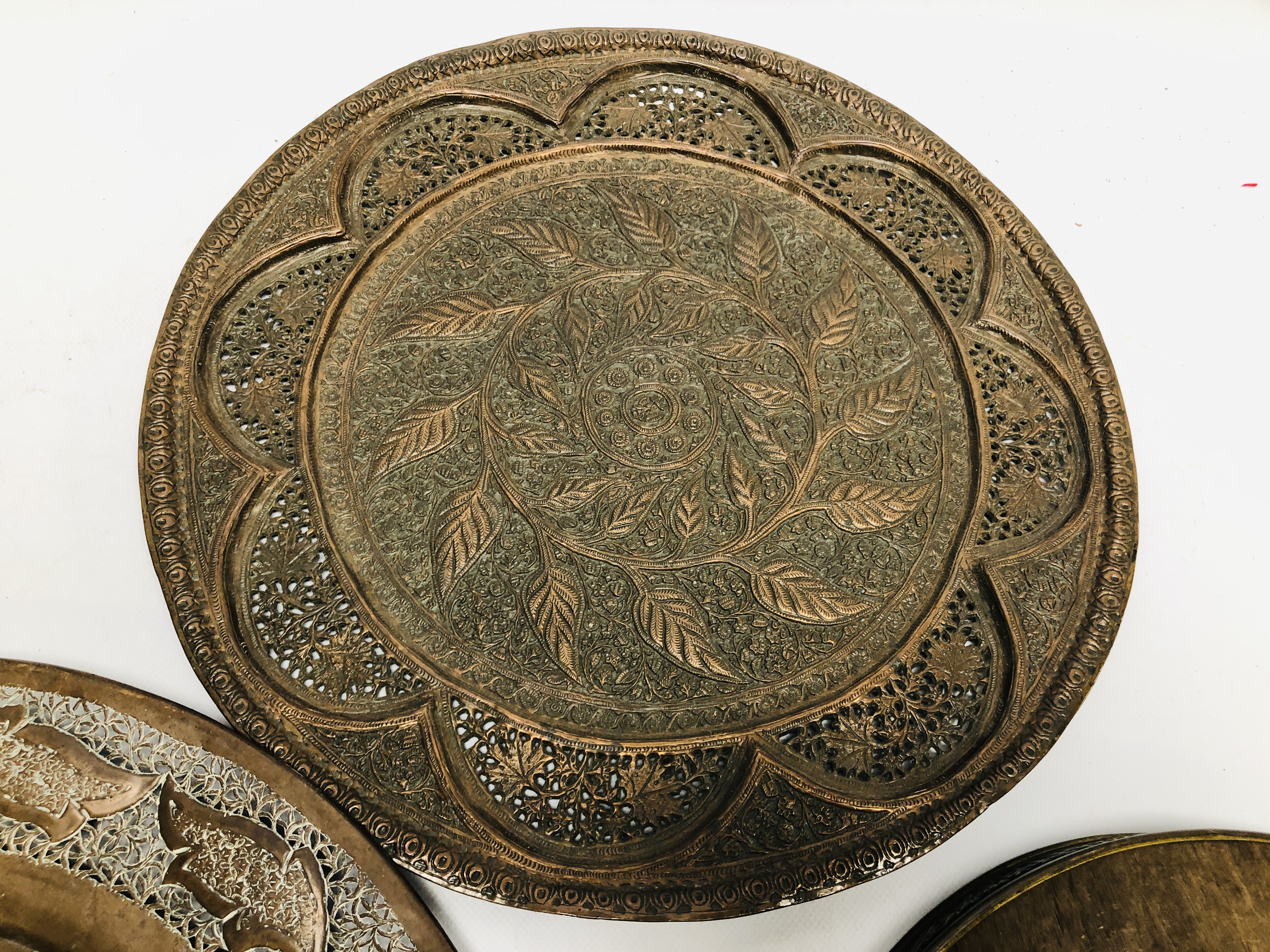 A GROUP OF MIDDLE EASTERN AND ASIAN METAL WARE COMPRISING OF TWO CHARGERS OF PIERCED DESIGN AND A - Image 5 of 8