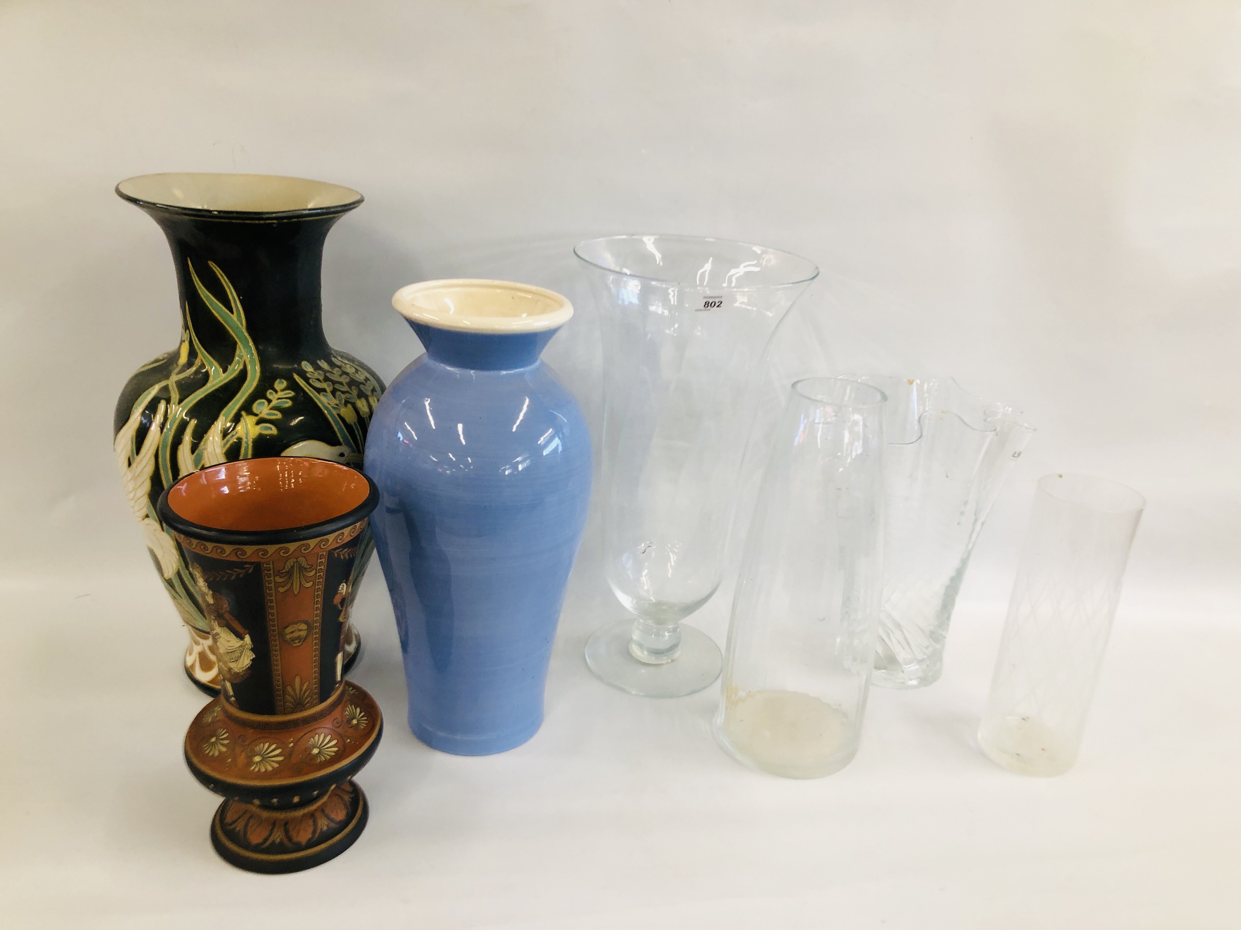 A COLLECTION OF 7 VARIOUS VASES INCLUDING GLASS HANDKERCHIEF STYLE, BLUE GLAZED, SWAN DESIGN ETC.