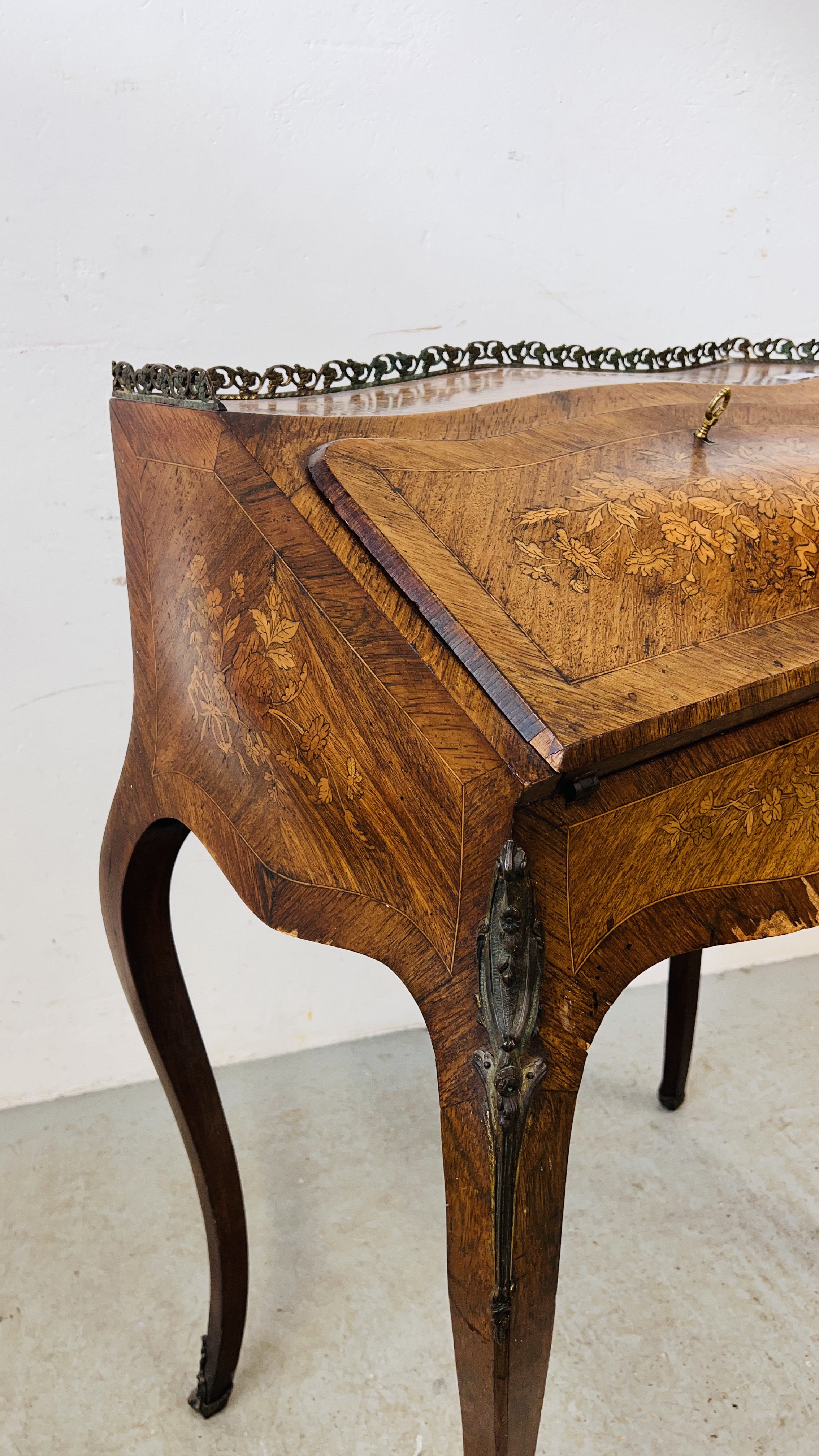 AN ANTIQUE FRENCH LADIES WRITING BUREAU / DESK WITH INLAID MARQUETRY DETAIL, - Image 6 of 14