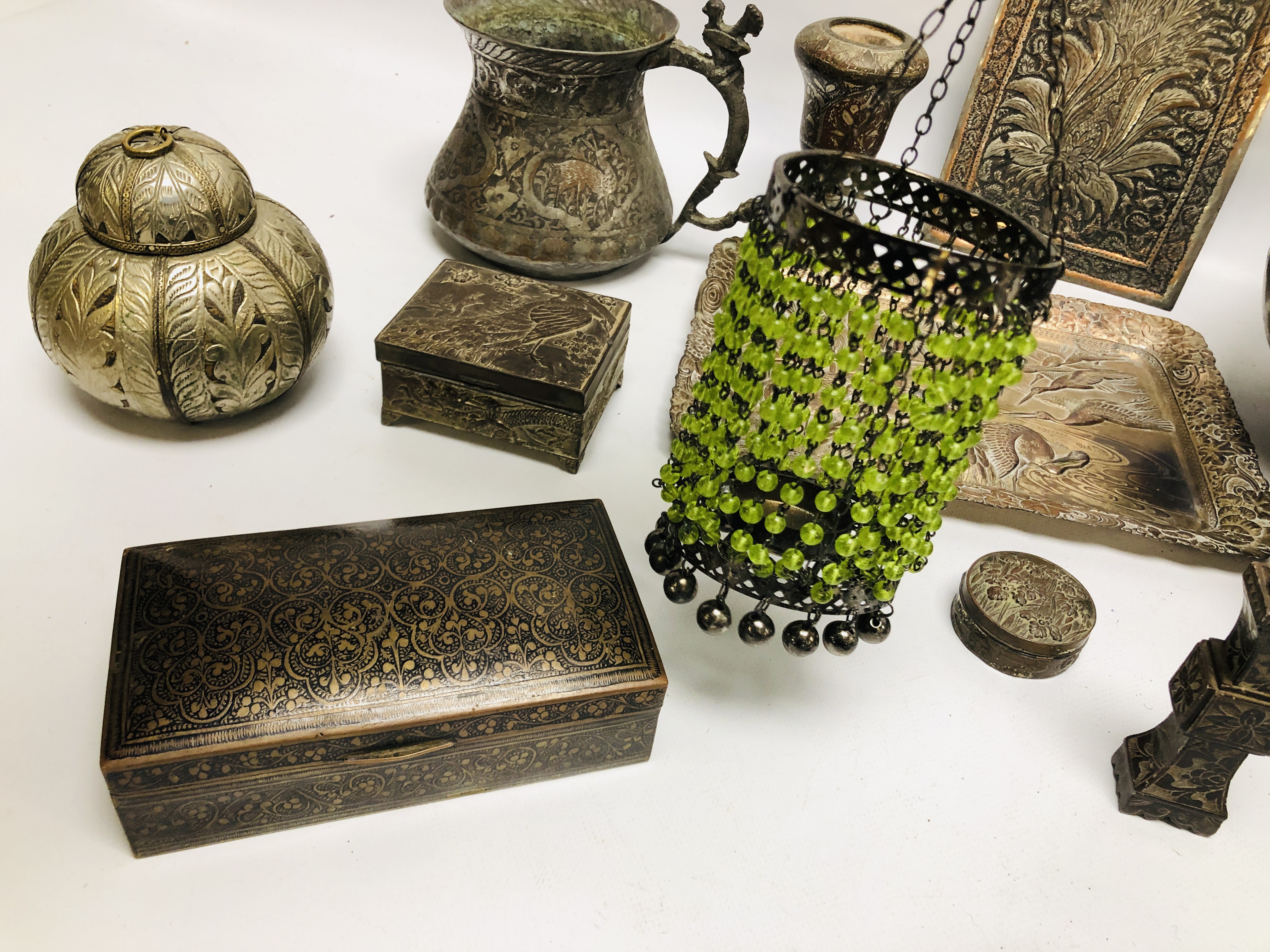 A BOX OF ASSORTED MIDDLE EASTERN AND ASIAN METAL WARE ARTIFACTS COMPRISING OF LIDDED CONTAINERS AND - Bild 2 aus 9