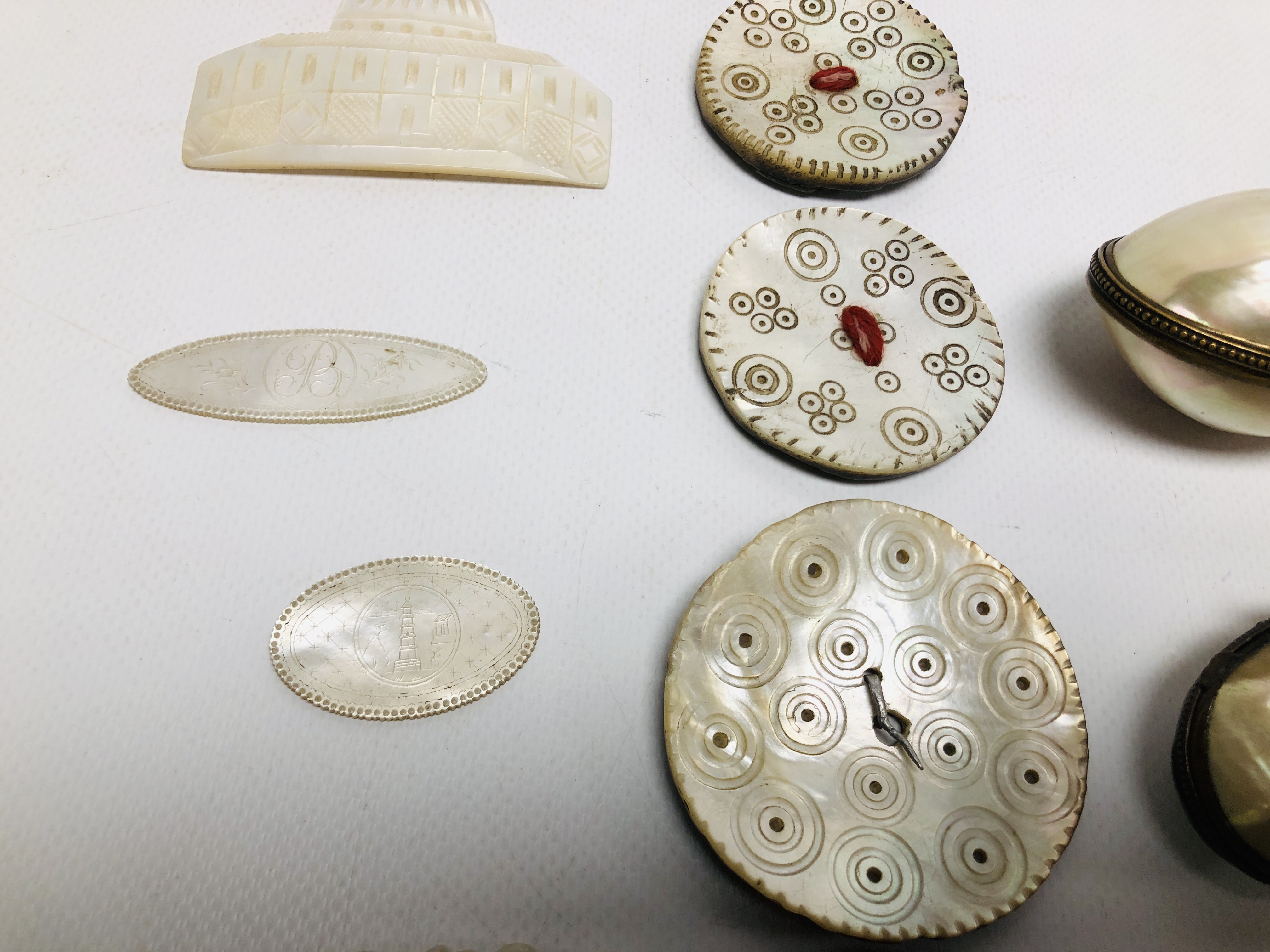 A COLLECTION OF MOTHER OF PEARL COLLECTABLES TO INCLUDE OVER SIZED BUTTONS, ORIENTAL DISKS / PANELS, - Image 3 of 10