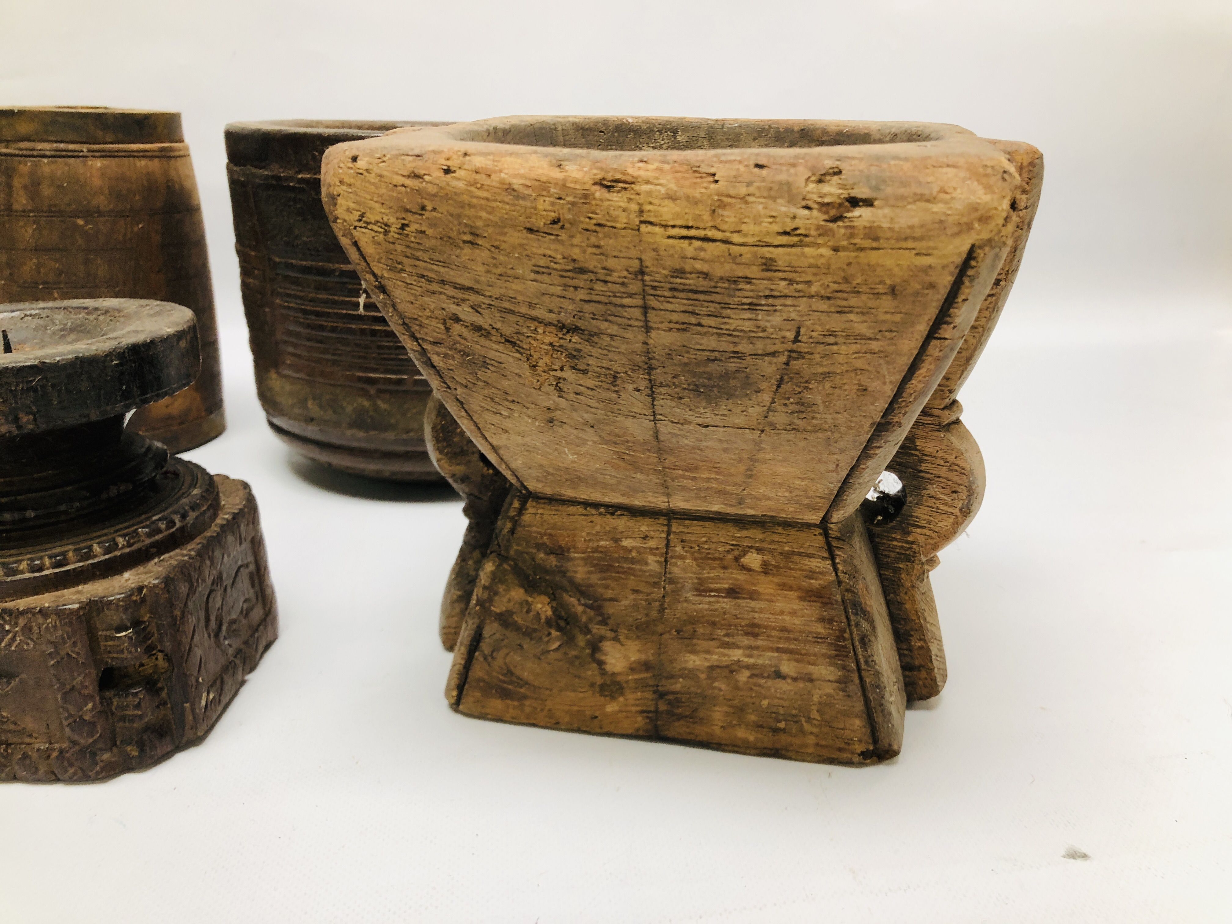 A GROUP OF MAINLY ETHNIC HARDWOOD CARVED ARTIFACTS COMPRISING OF VARIOUS VESSELS AND CANDLE HOLDERS - Image 8 of 9