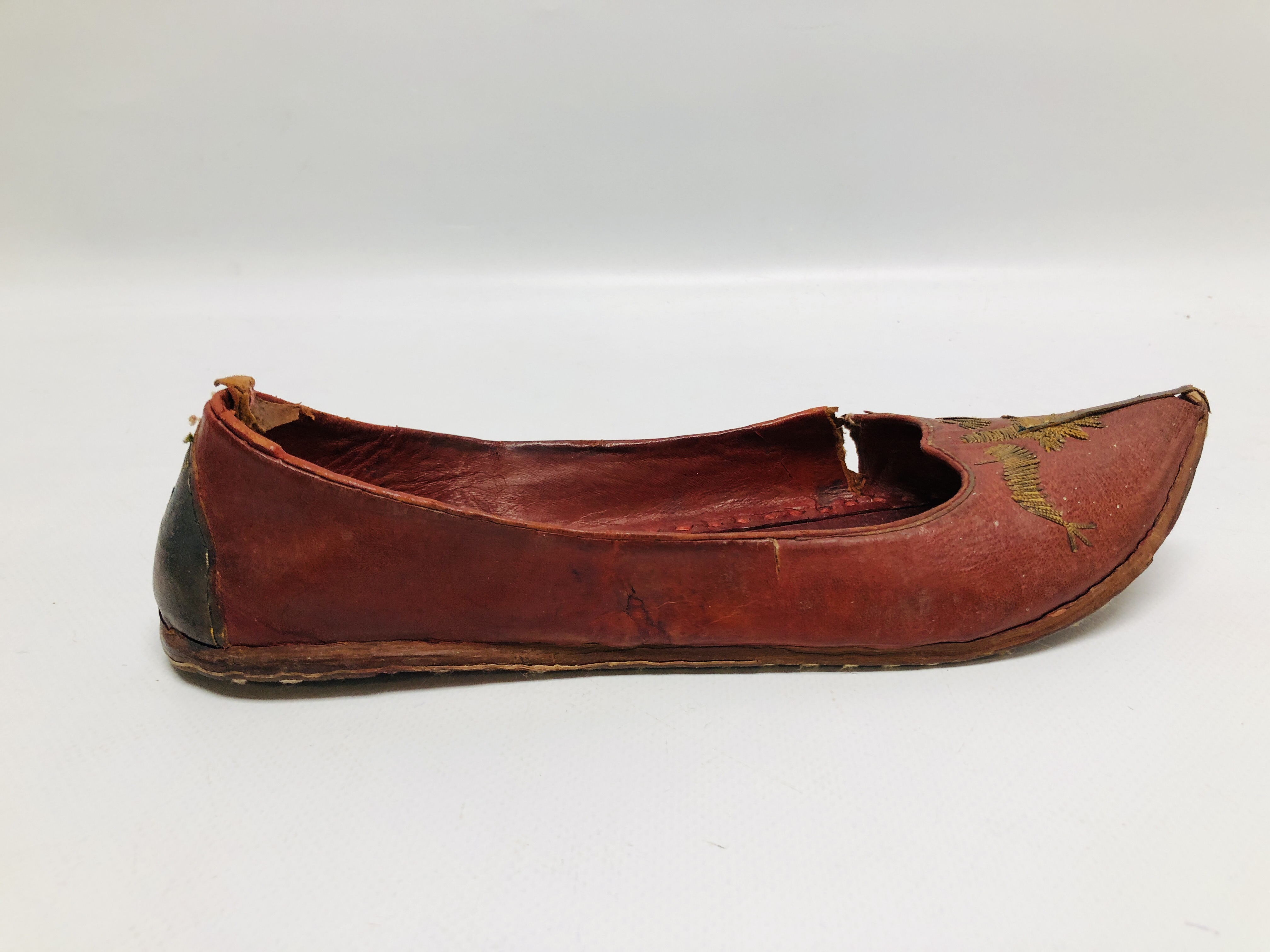 PAIR OF EARLY C20TH AFGHAN LEATHER SHOES WITH GOLD THREAD EMBROIDERY. - Image 5 of 10