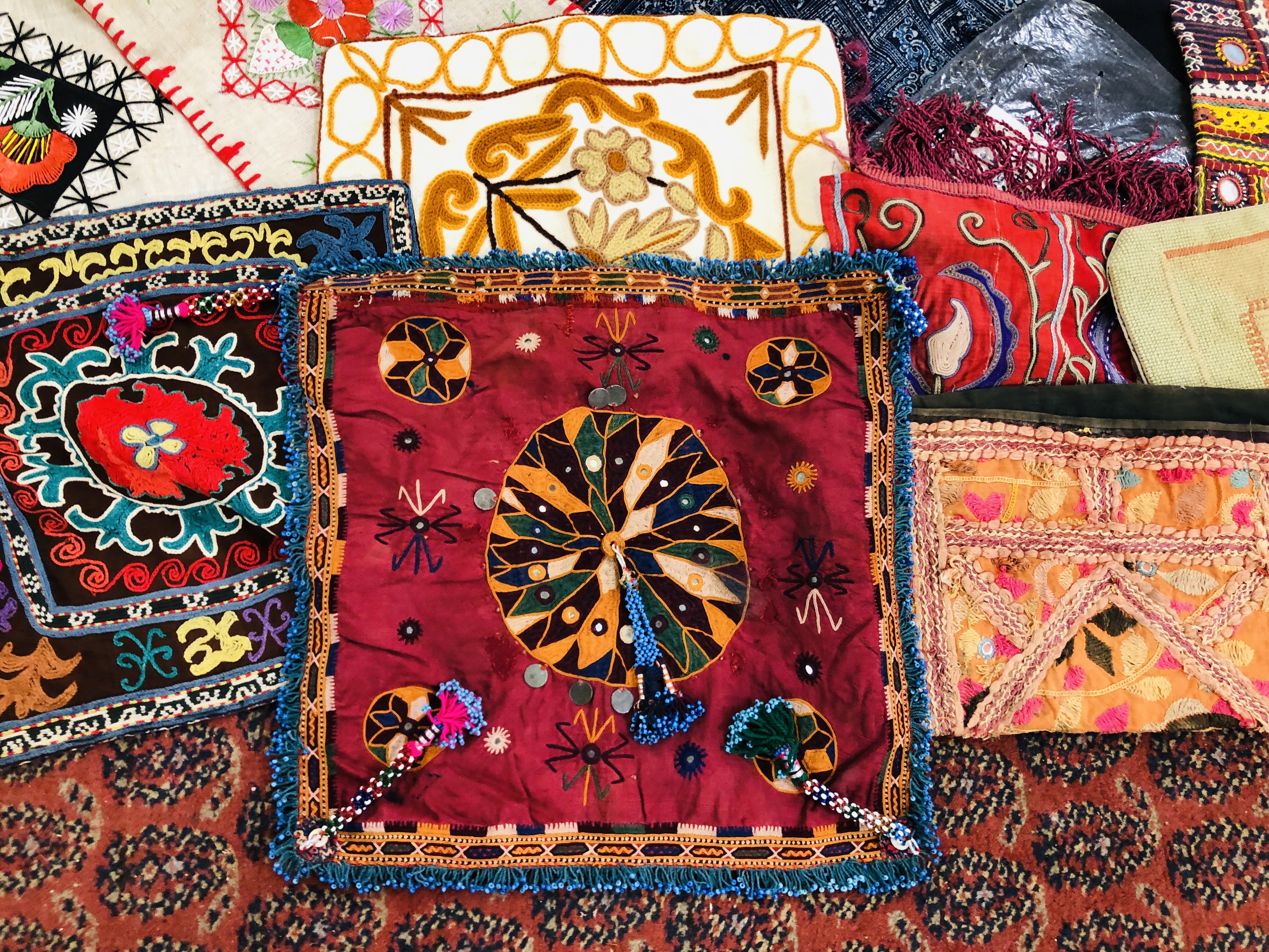 A BOX OF ASSORTED EASTERN AND PERSIAN STYLE HAND CRAFTED NEEDLEWORK AND EMBROIDERY PANELS AND - Image 5 of 8