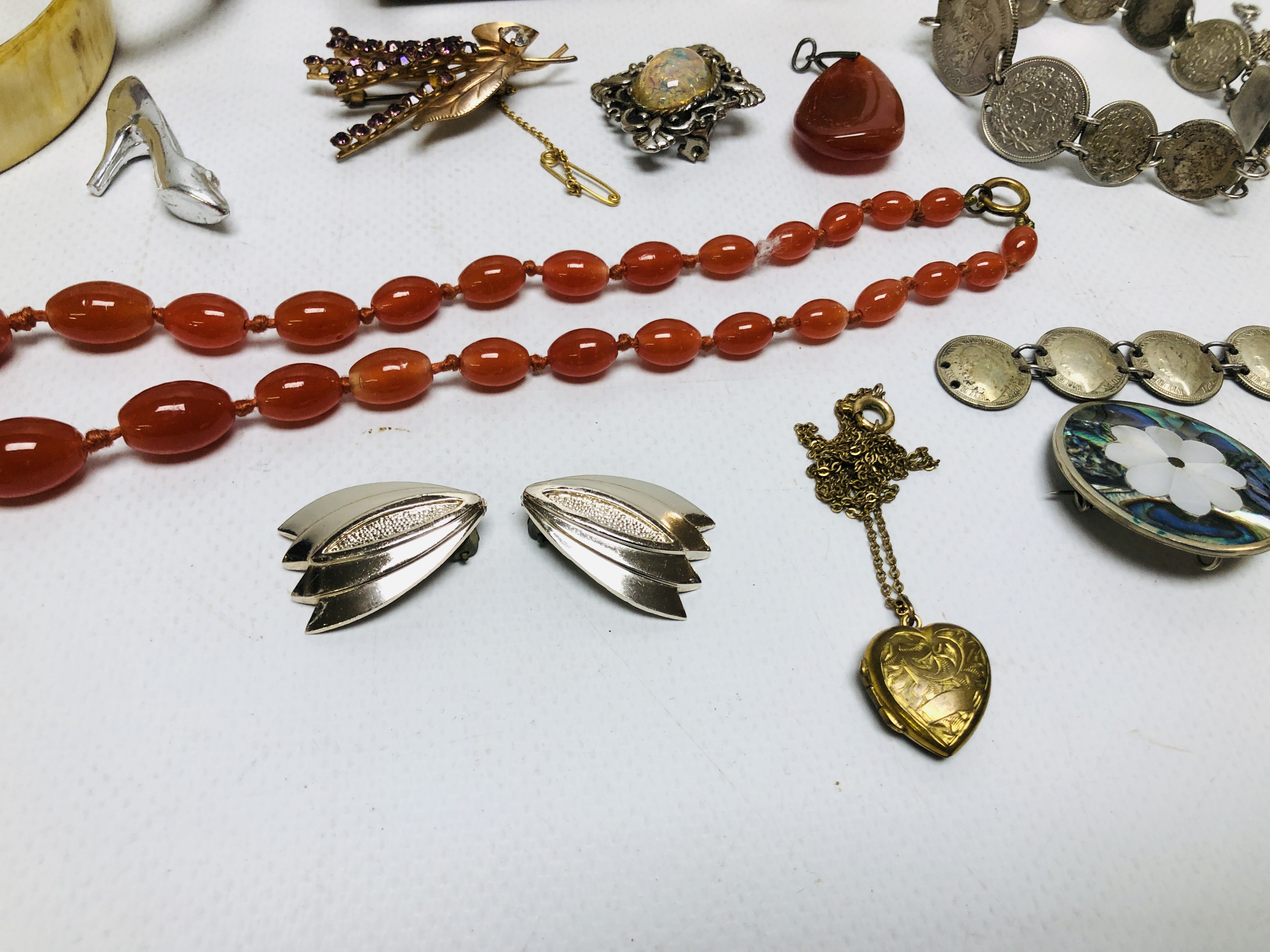 A COLLECTION OF MAINLY VINTAGE JEWELLERY TO INCLUDE SIMULATED PEARLS, BROOCHES, COIN BRACELETS, - Image 10 of 10