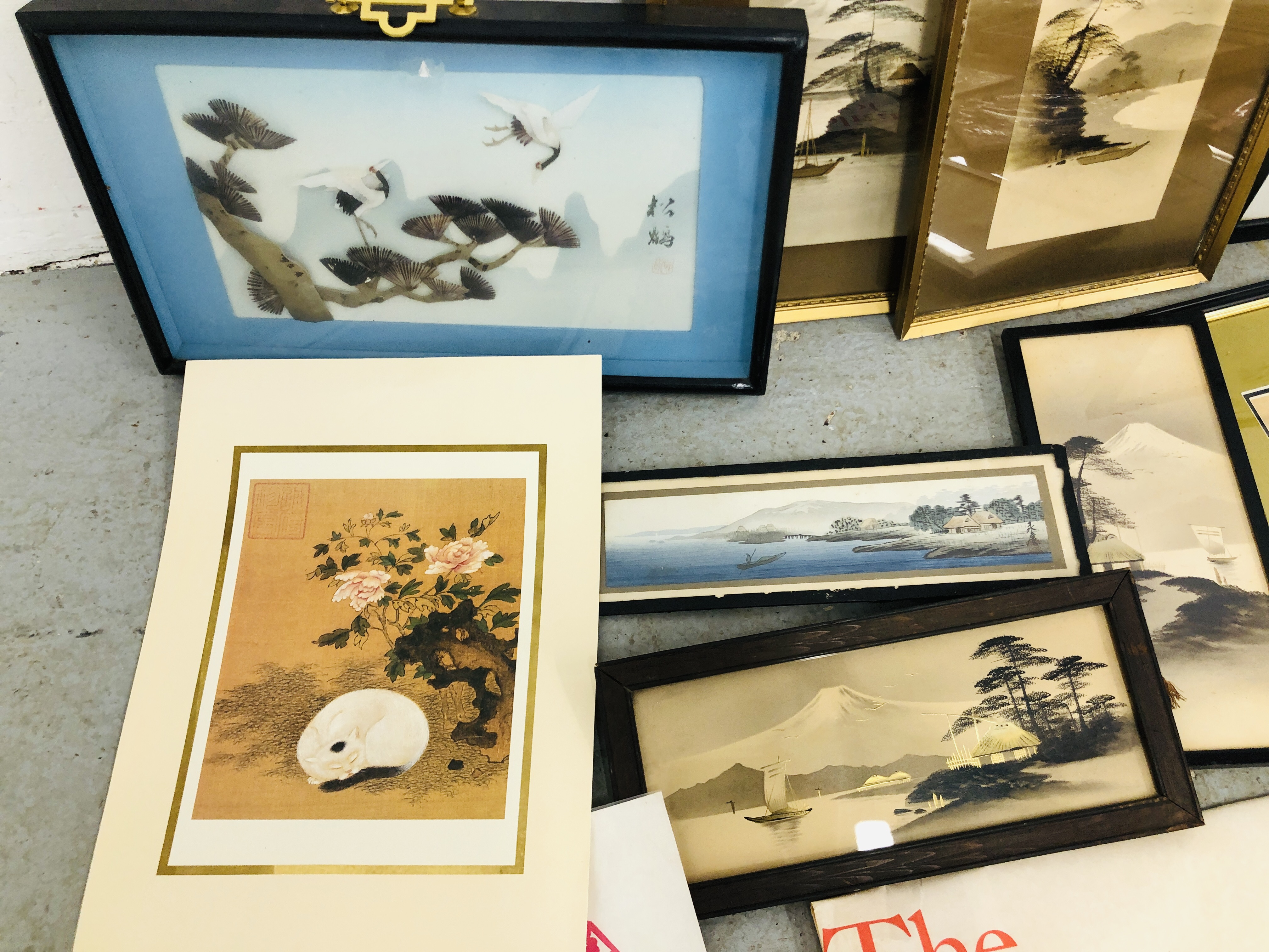 A BOX OF ASSORTED ORIENTAL FRAMED AND UNFRAMED PICTURES AND PRINTS TO INCLUDE A 3D EXAMPLE AND AN - Image 5 of 9