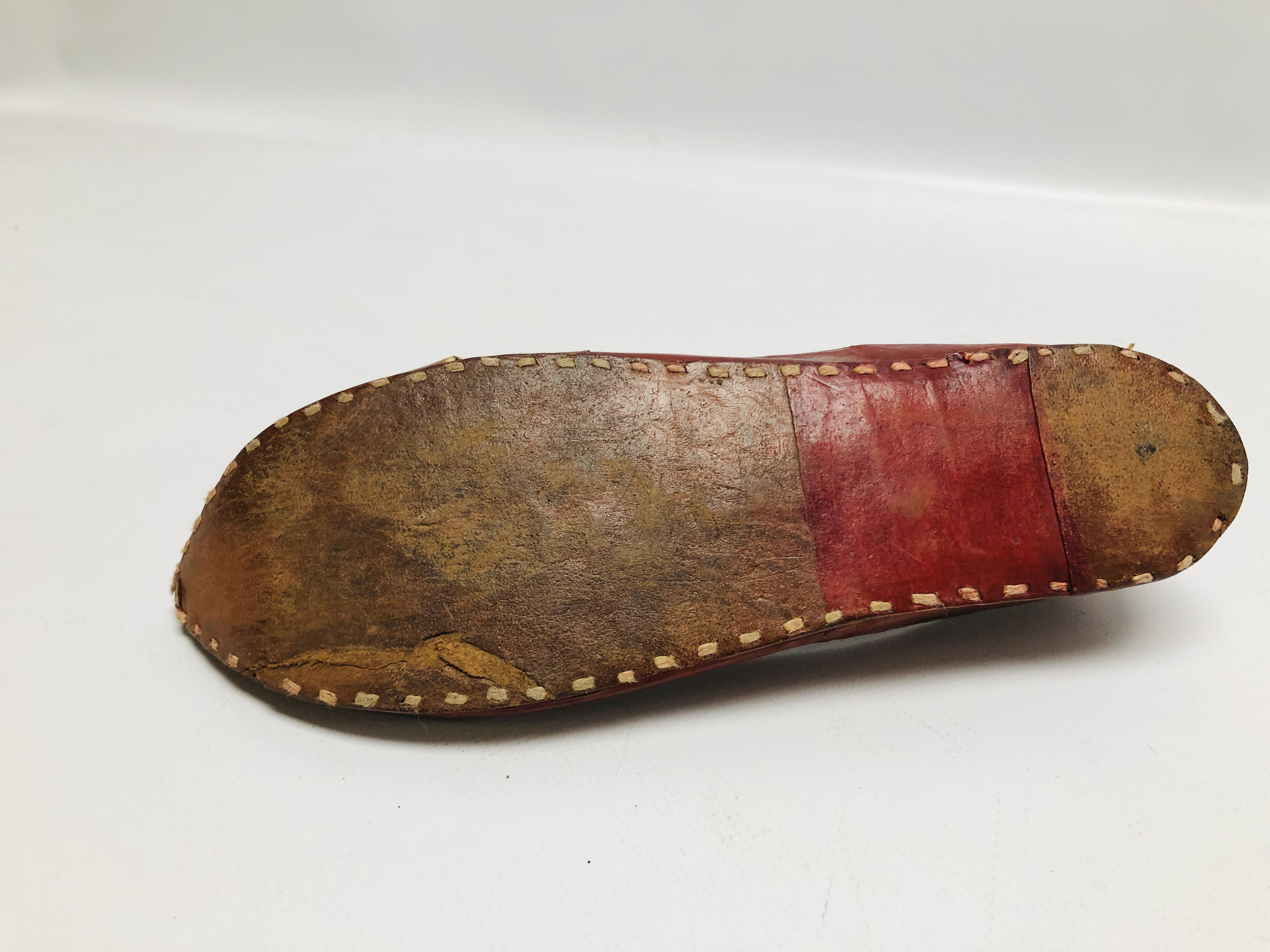 PAIR OF EARLY C20TH AFGHAN LEATHER SHOES WITH GOLD THREAD EMBROIDERY. - Image 6 of 10