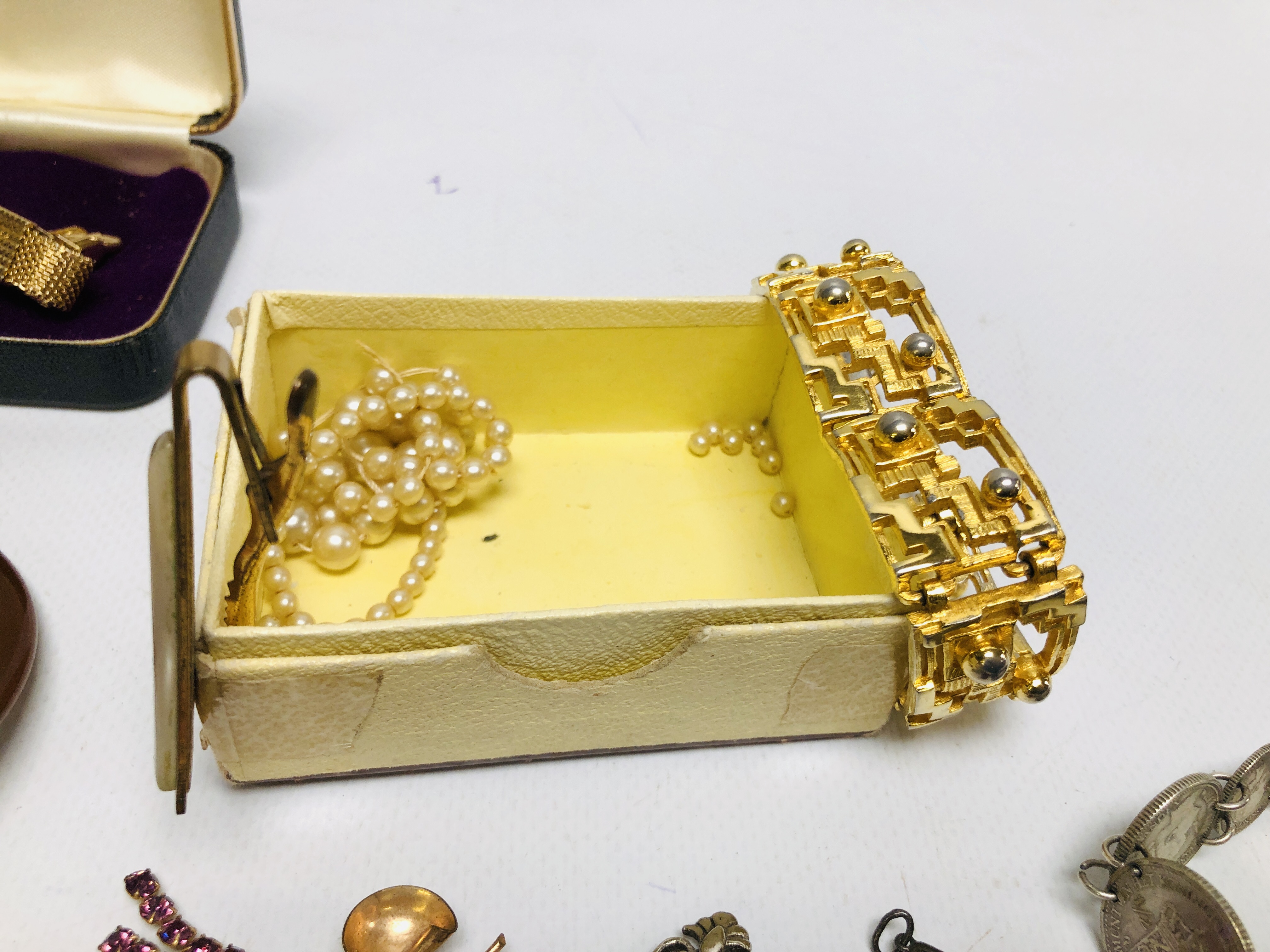 A COLLECTION OF MAINLY VINTAGE JEWELLERY TO INCLUDE SIMULATED PEARLS, BROOCHES, COIN BRACELETS, - Image 6 of 10