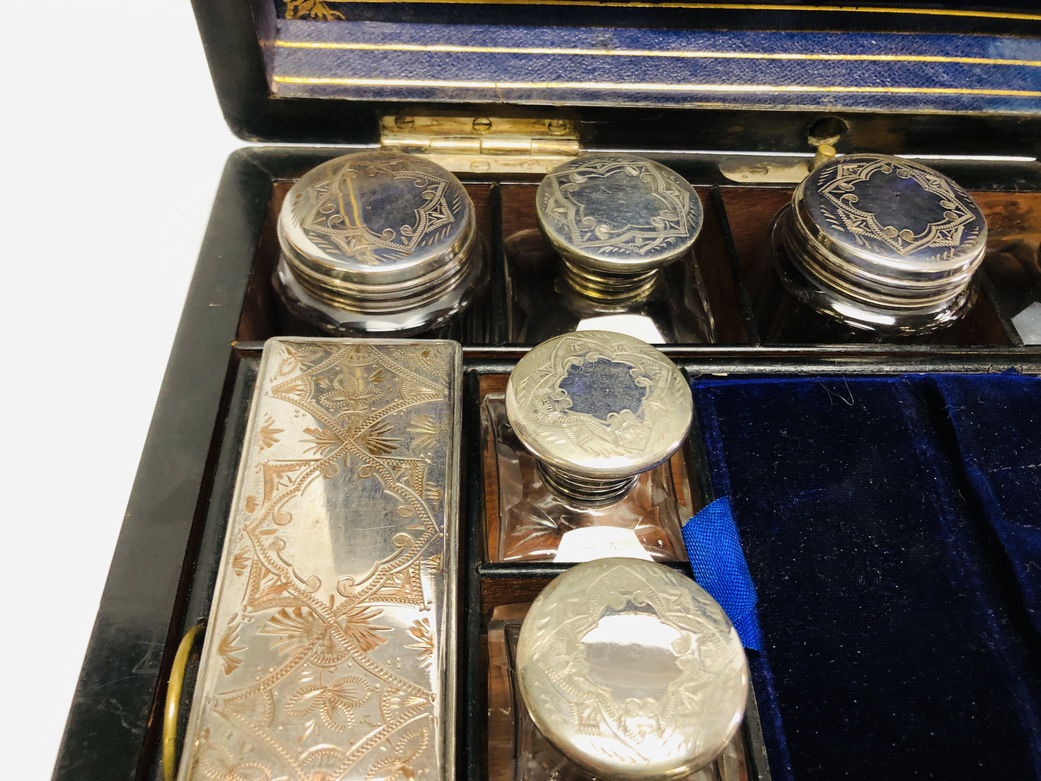 A VINTAGE MAHOGANY VANITY BOX FITTED WITH BOTTLES AND COMPLETE WITH KEY, W 31CM, D 23CM, H 18CM. - Image 6 of 16