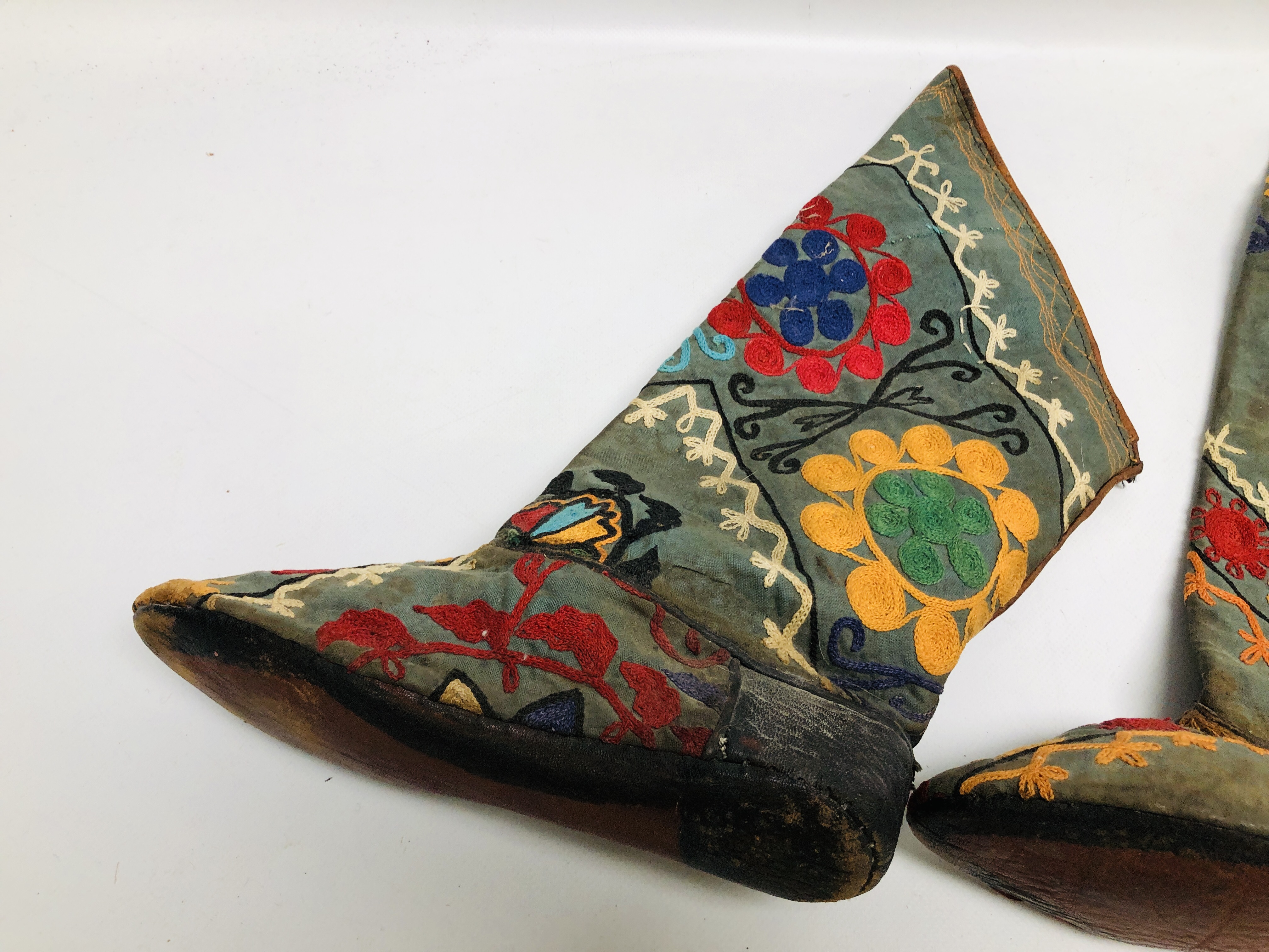 A PAIR OF MID C20TH AFGHAN EMBROIDERED SHOES ALONG WITH A PAIR OF EMBROIDERED BOOTS. - Image 9 of 10