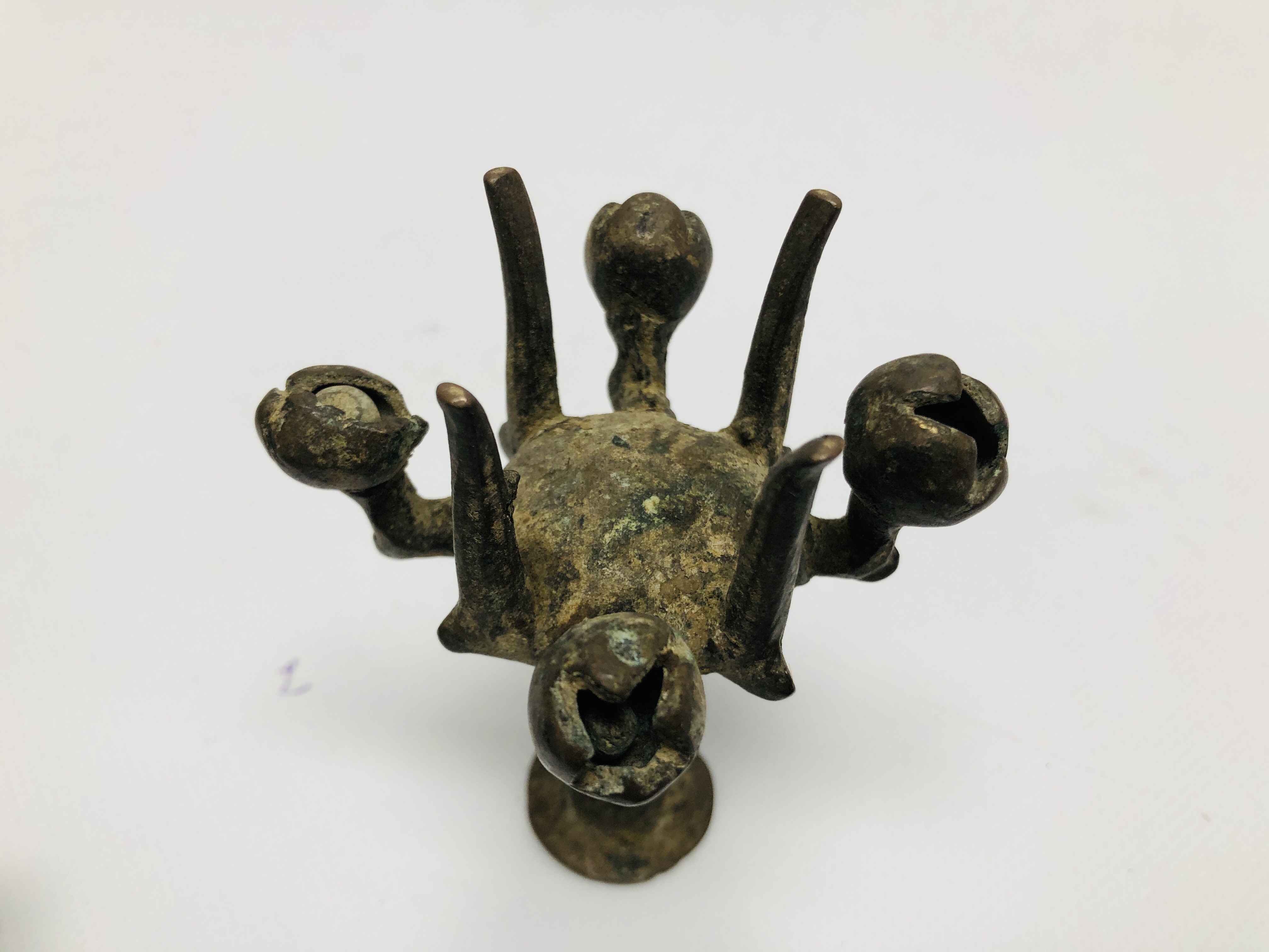 A BOX OF COLLECTABLE ARTIFACTS TO INCLUDE AN ISLAMIC BRONZED STYLE "KOHL" POWDER FLASK, - Image 7 of 11
