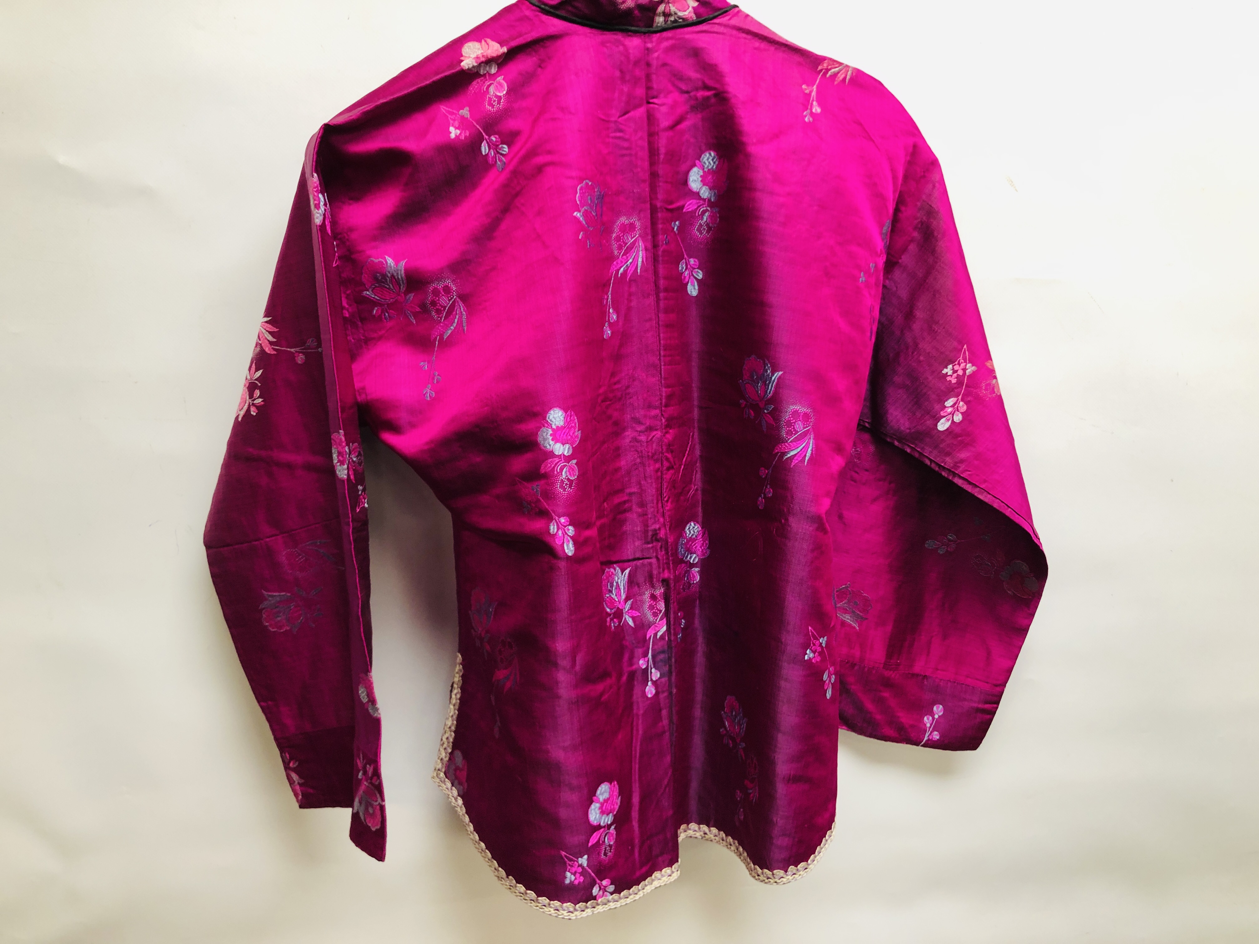 A VINTAGE CHINESE SILK EMBROIDERED JACKET/TUNIC, - Image 8 of 8