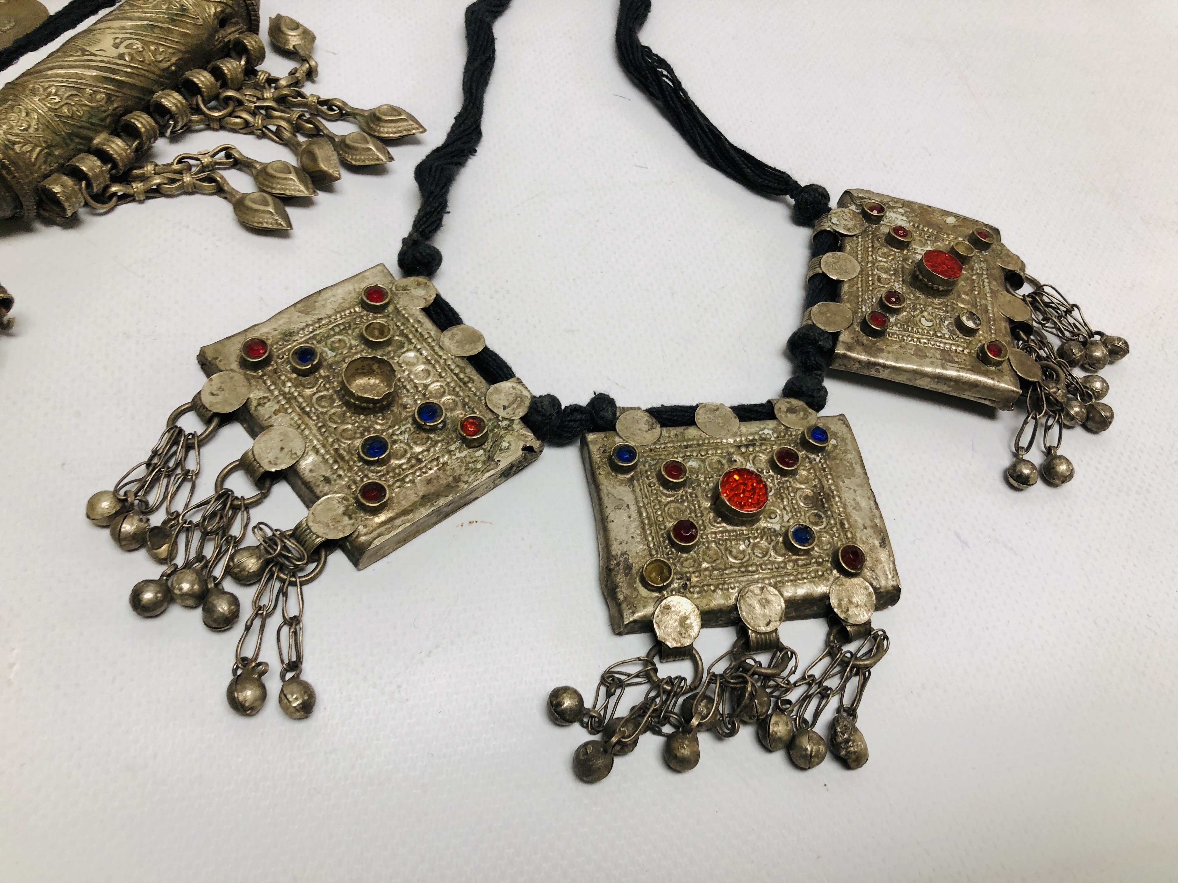 A GROUP OF 4 ASSORTED EASTERN STYLE NECKLACES TO INCLUDE STONE SET EXAMPLES, - Image 2 of 6