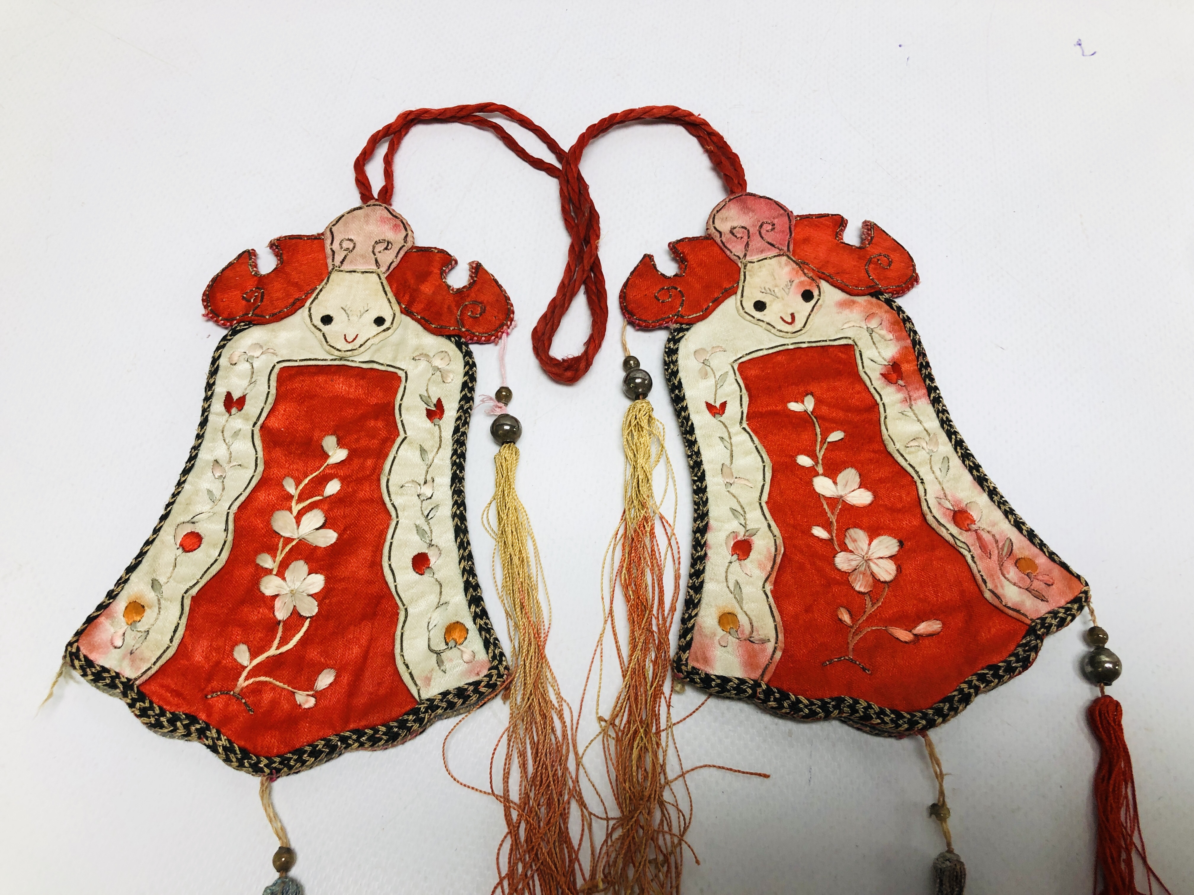 AN ORIENTAL VINTAGE SILK EMBRIODERED HANGING ALONG WITH A MINIATURE HANDMADE DOLL A/F - Image 8 of 8