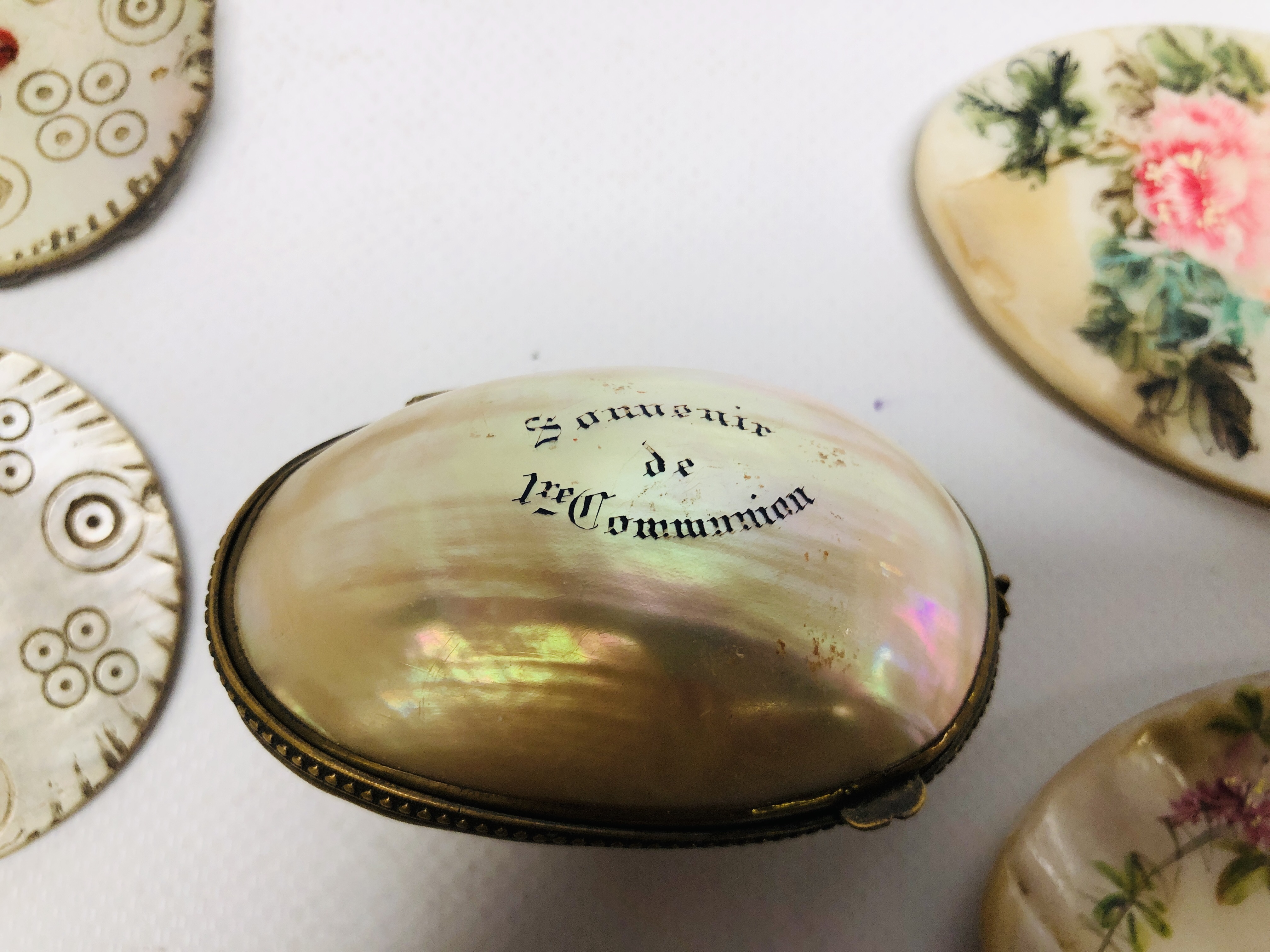 A COLLECTION OF MOTHER OF PEARL COLLECTABLES TO INCLUDE OVER SIZED BUTTONS, ORIENTAL DISKS / PANELS, - Image 6 of 10