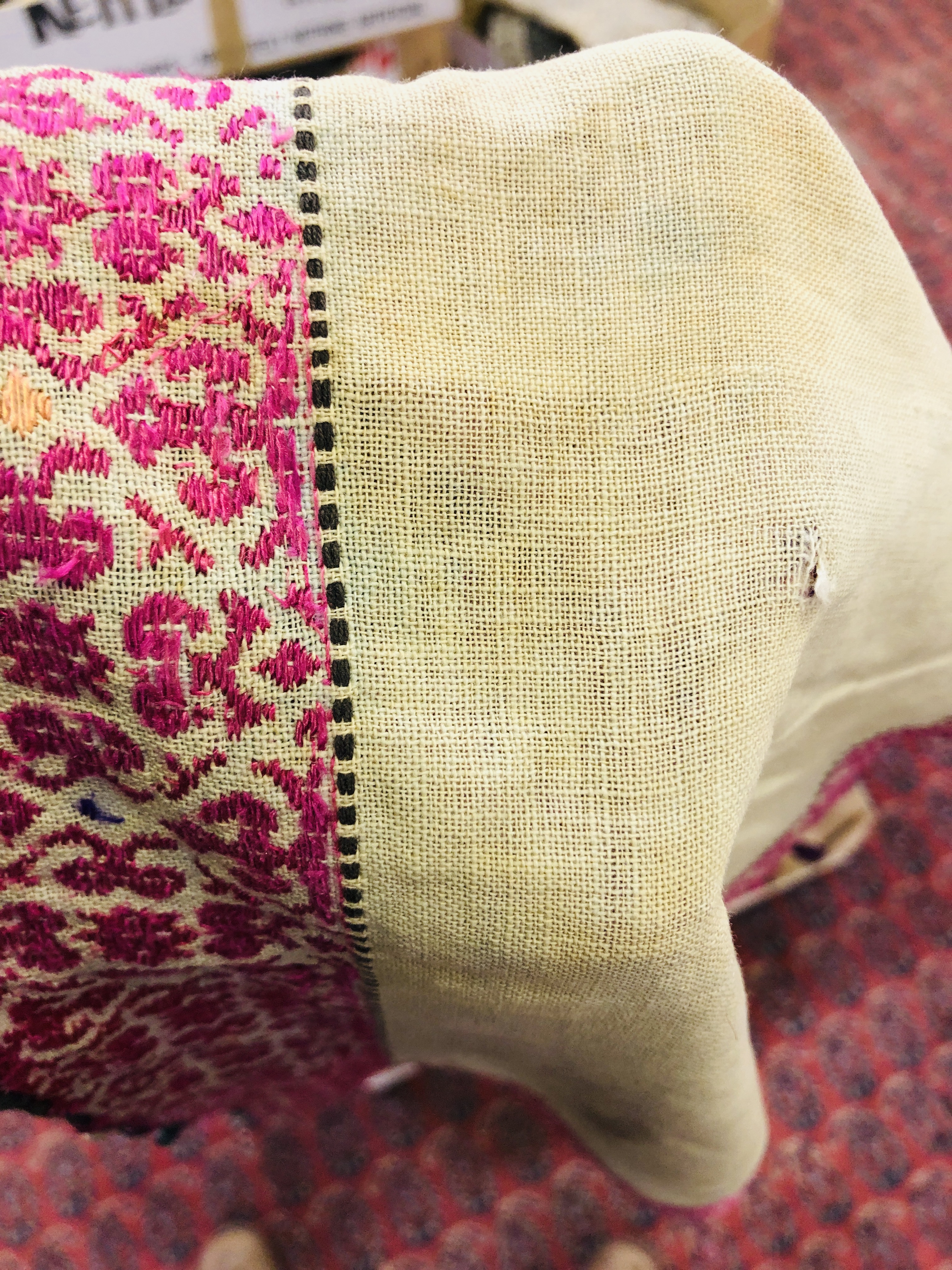 A GROUP OF FIVE VINTAGE MIDDLE EASTERN AND ASIAN STYLE CUSHION COVERS TO INCLUDE HAND CRAFTED - Image 10 of 10