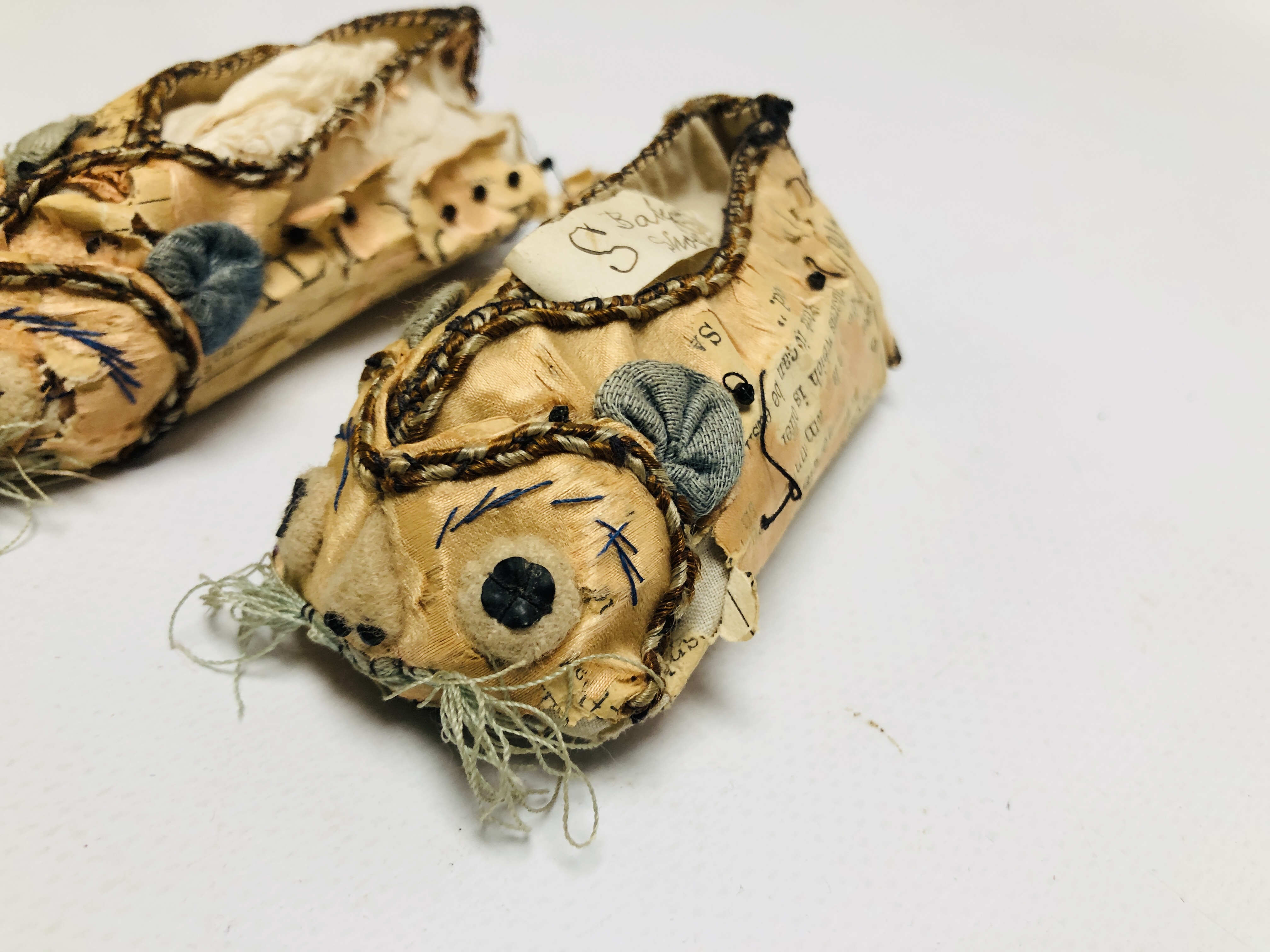 A PAIR OF HANDMADE SILK AND PAPER EMBROIDERED BABY SHOES, C19TH, L 10CM. - Image 4 of 6