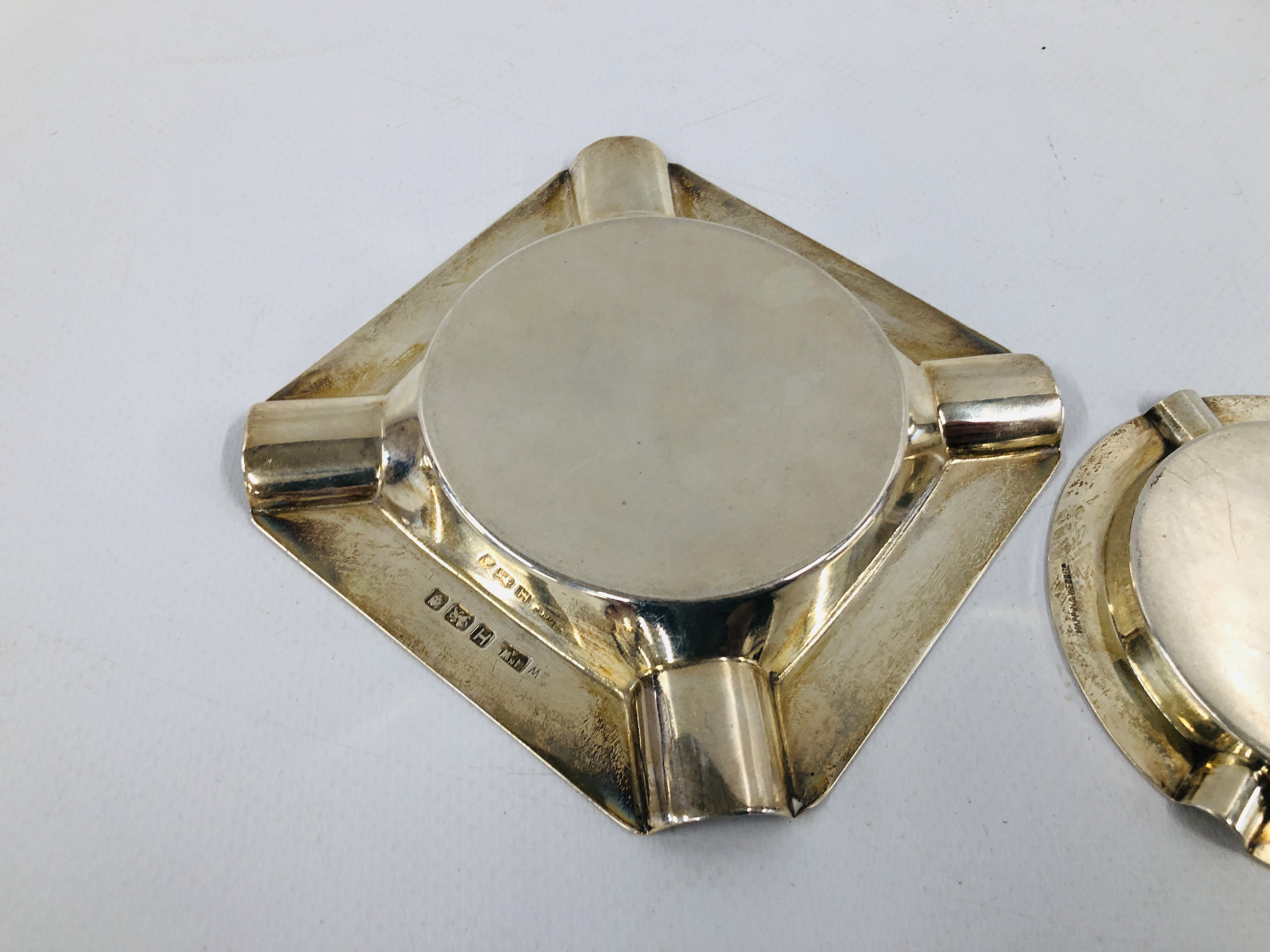 TWO SILVER ASHTRAYS TO INCLUDE A CIRCULAR EXAMPLE BY MAPPIN & WEBB, BIRMINGHAM ASSAY DIA. 8.2CM. - Image 9 of 11